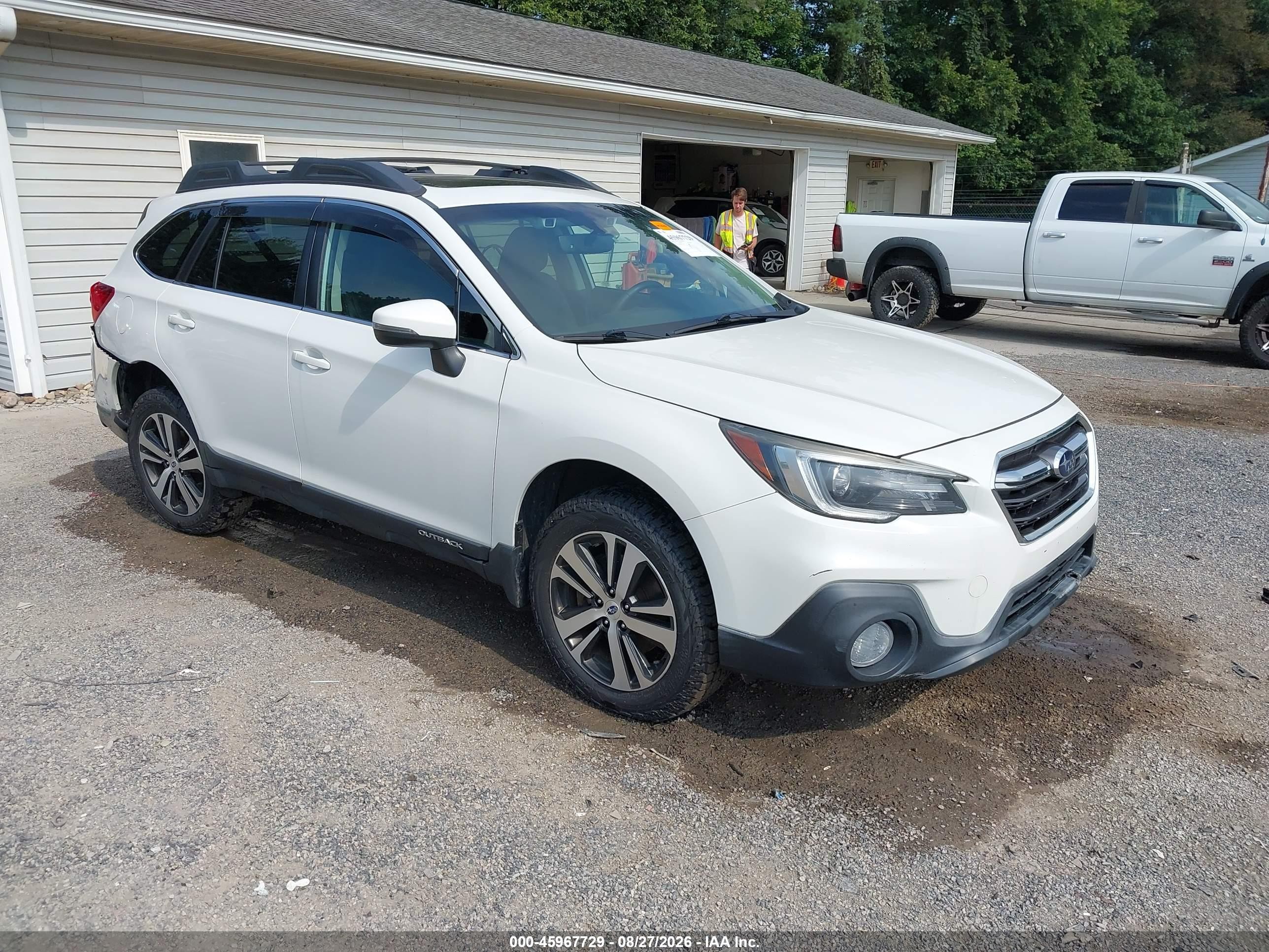 2018 Subaru Outback 2.5i Limited White vin: 4S4BSANC0J3340420