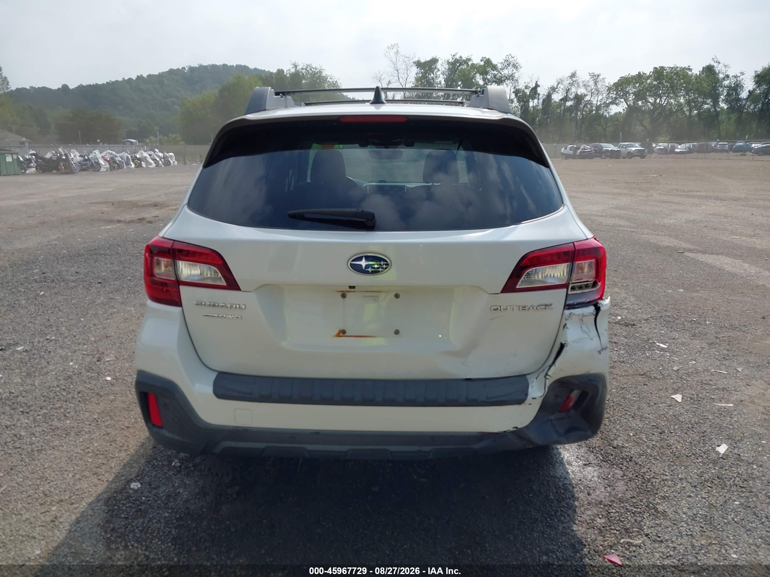 2018 Subaru Outback 2.5i Limited White vin: 4S4BSANC0J3340420
