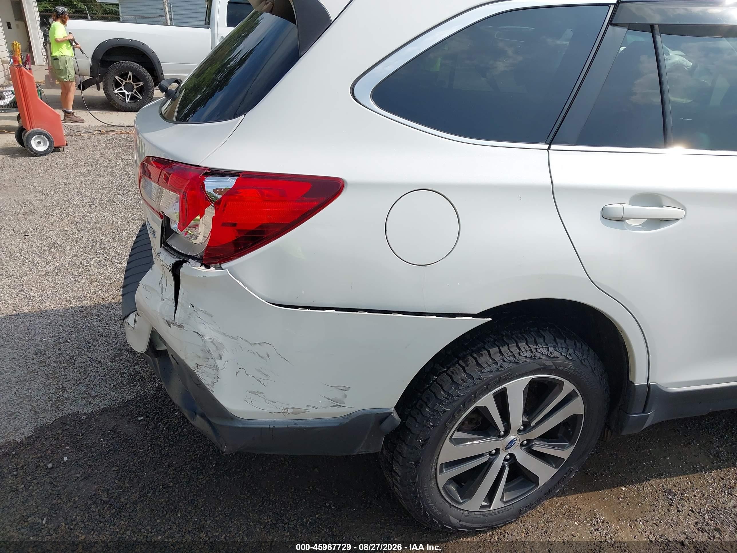 2018 Subaru Outback 2.5i Limited White vin: 4S4BSANC0J3340420
