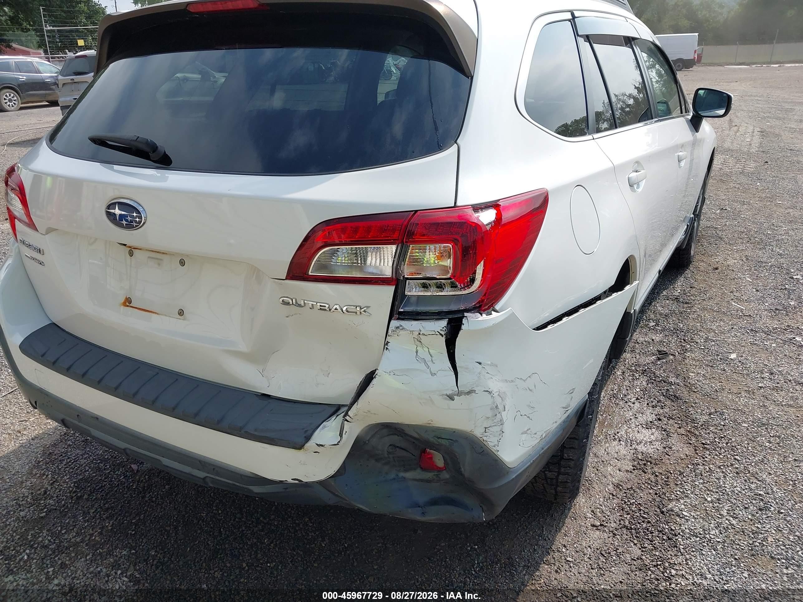 2018 Subaru Outback 2.5i Limited White vin: 4S4BSANC0J3340420