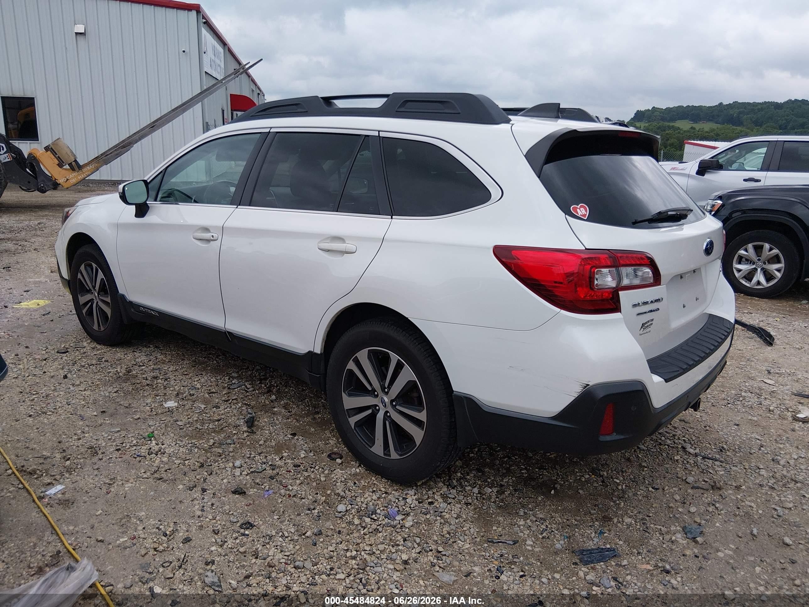 2018 Subaru Outback 2.5i Limited White vin: 4S4BSANC0J3383350
