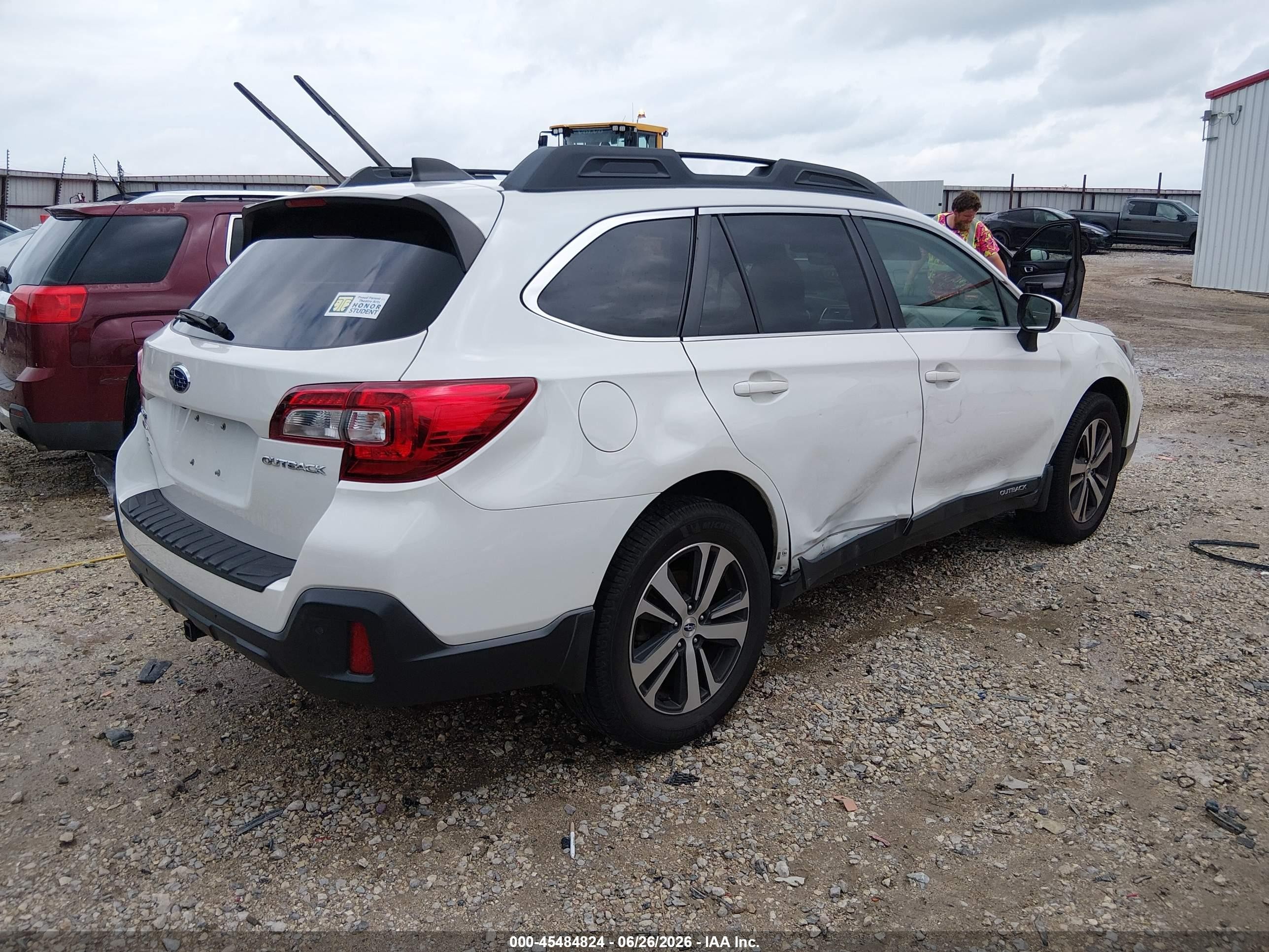 2018 Subaru Outback 2.5i Limited White vin: 4S4BSANC0J3383350