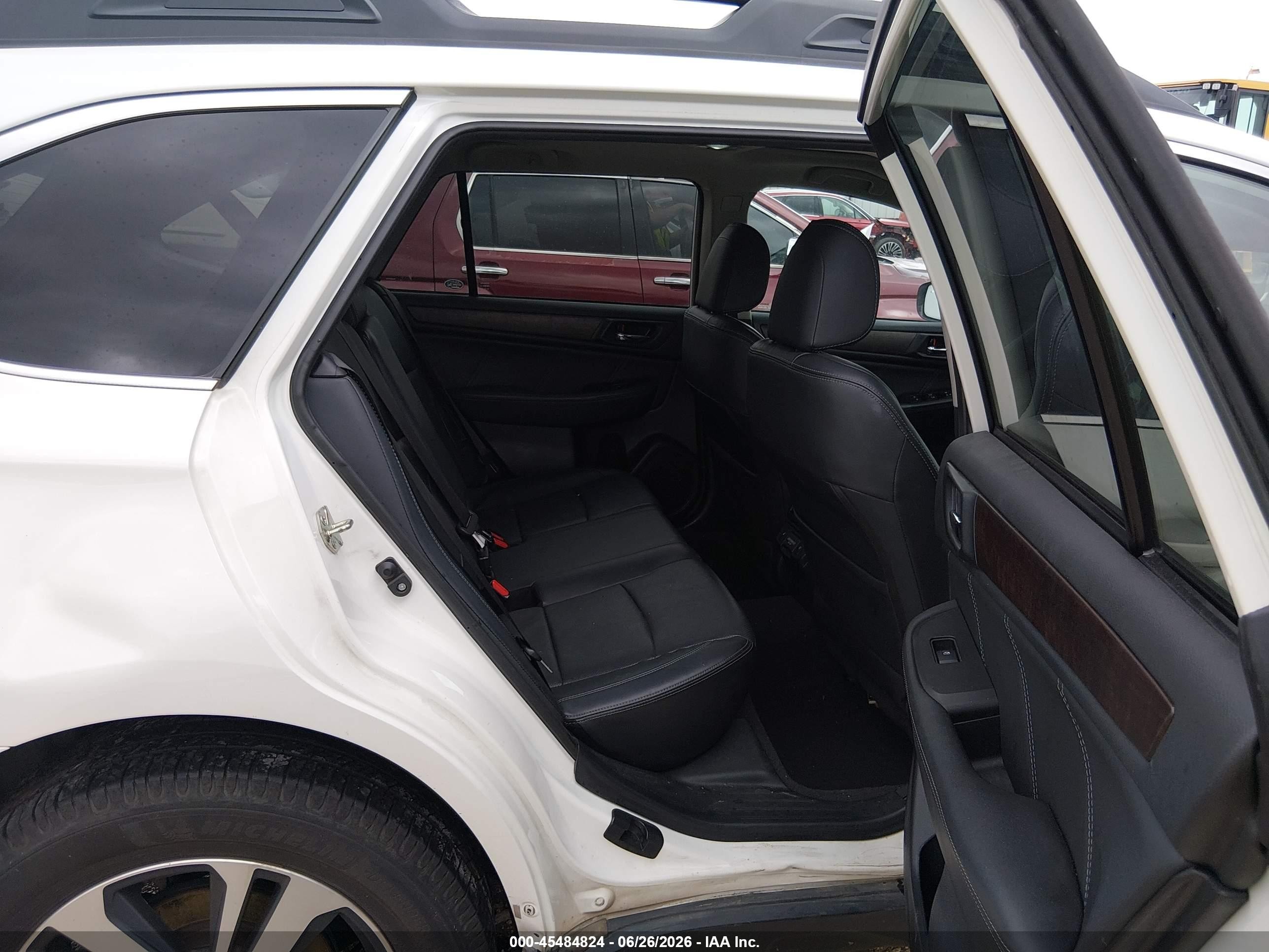 2018 Subaru Outback 2.5i Limited White vin: 4S4BSANC0J3383350