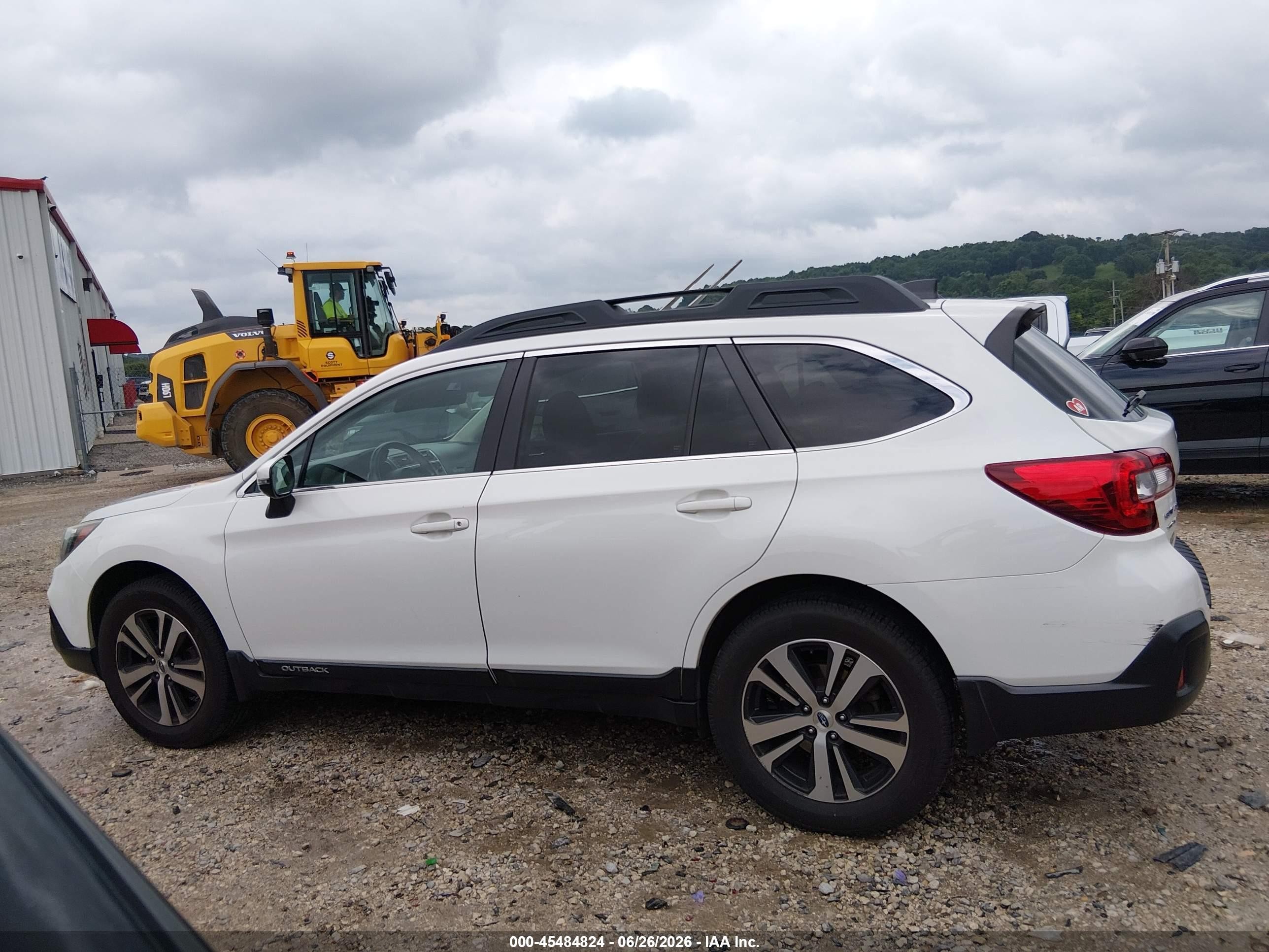 2018 Subaru Outback 2.5i Limited White vin: 4S4BSANC0J3383350