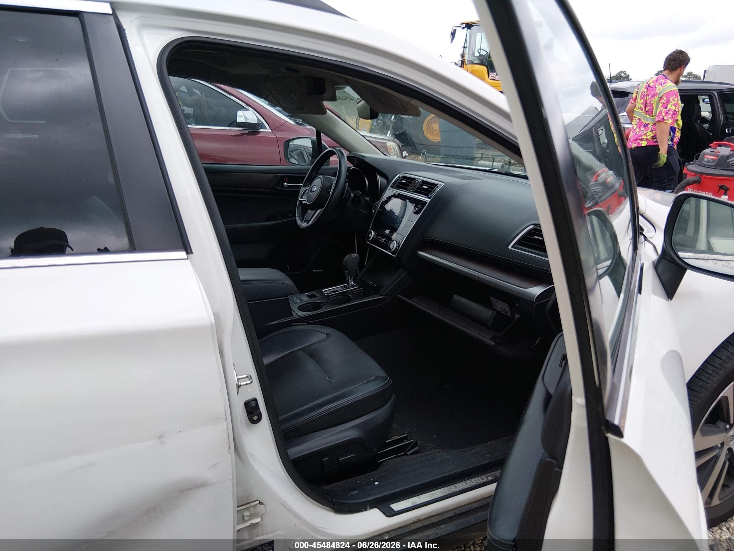 2018 Subaru Outback 2.5i Limited White vin: 4S4BSANC0J3383350