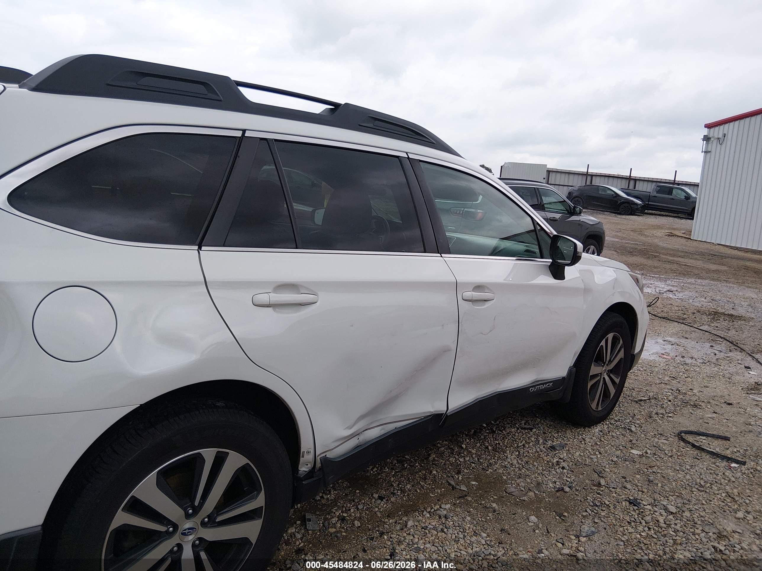 2018 Subaru Outback 2.5i Limited White vin: 4S4BSANC0J3383350