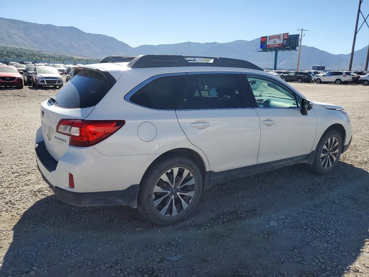 2017 Subaru Outback 2.5i Limited White vin: 4S4BSANC1H3270081