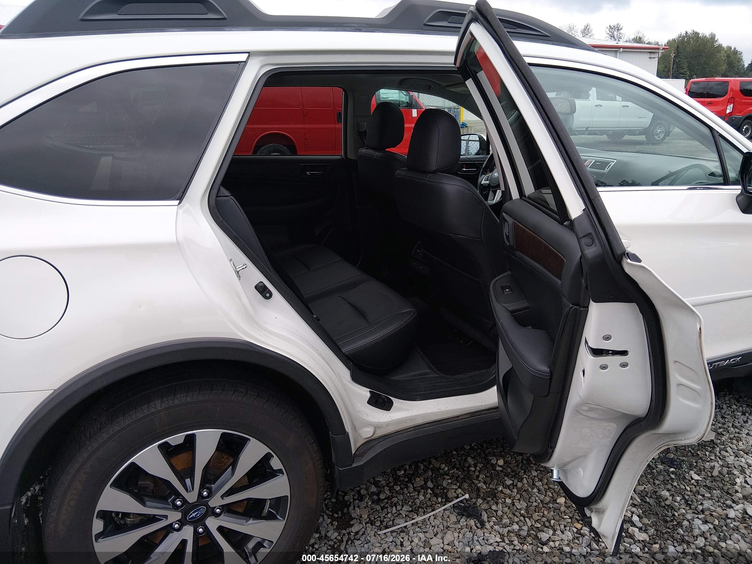 2015 Subaru Outback 2.5i Limited White vin: 4S4BSANC2F3264366