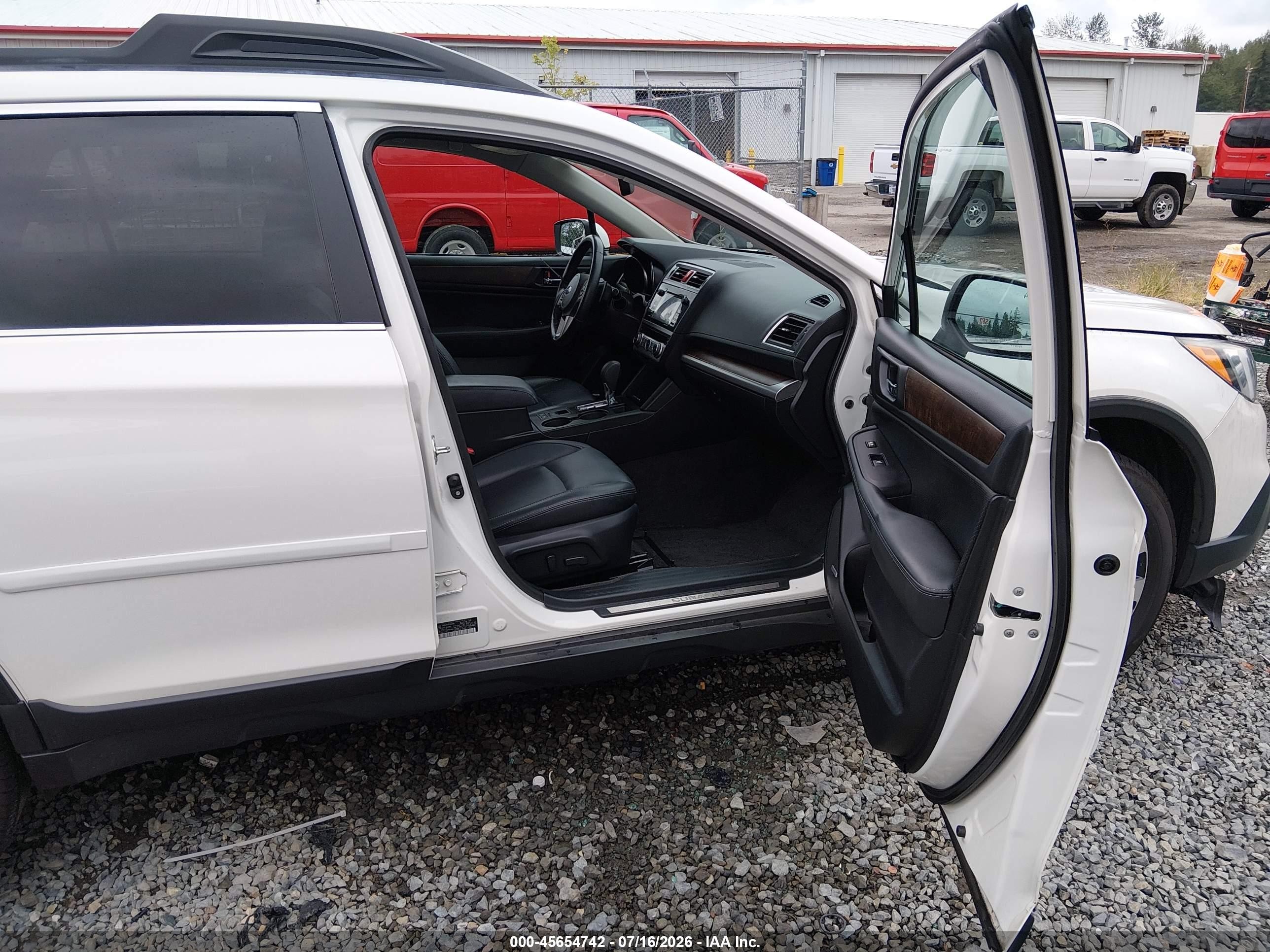 2015 Subaru Outback 2.5i Limited White vin: 4S4BSANC2F3264366