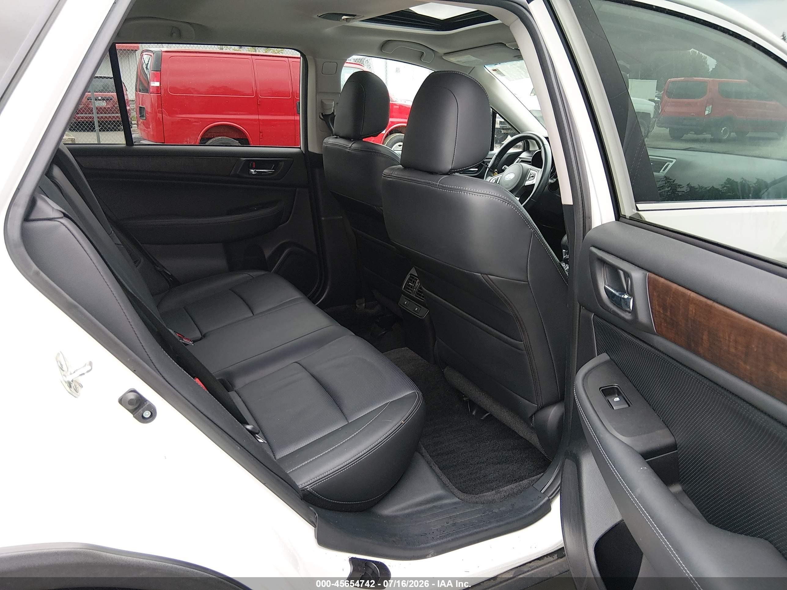 2015 Subaru Outback 2.5i Limited White vin: 4S4BSANC2F3264366