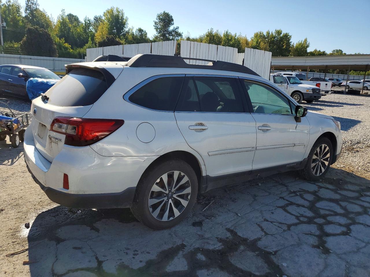 2017 Subaru Outback 2.5i Limited White vin: 4S4BSANC3H3424449