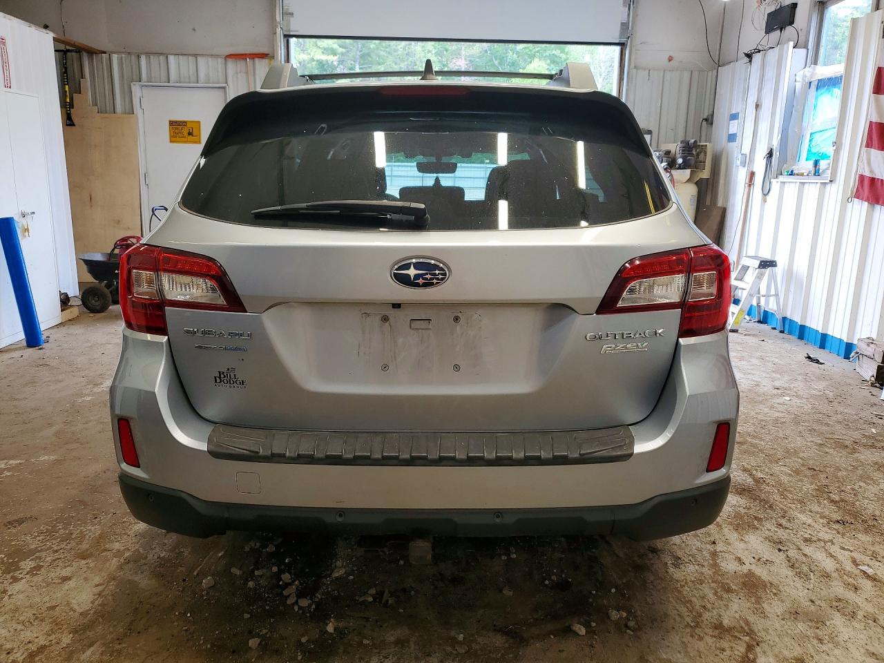 2017 Subaru Outback 2.5i Limited Серебряный vin: 4S4BSANC4H3300061