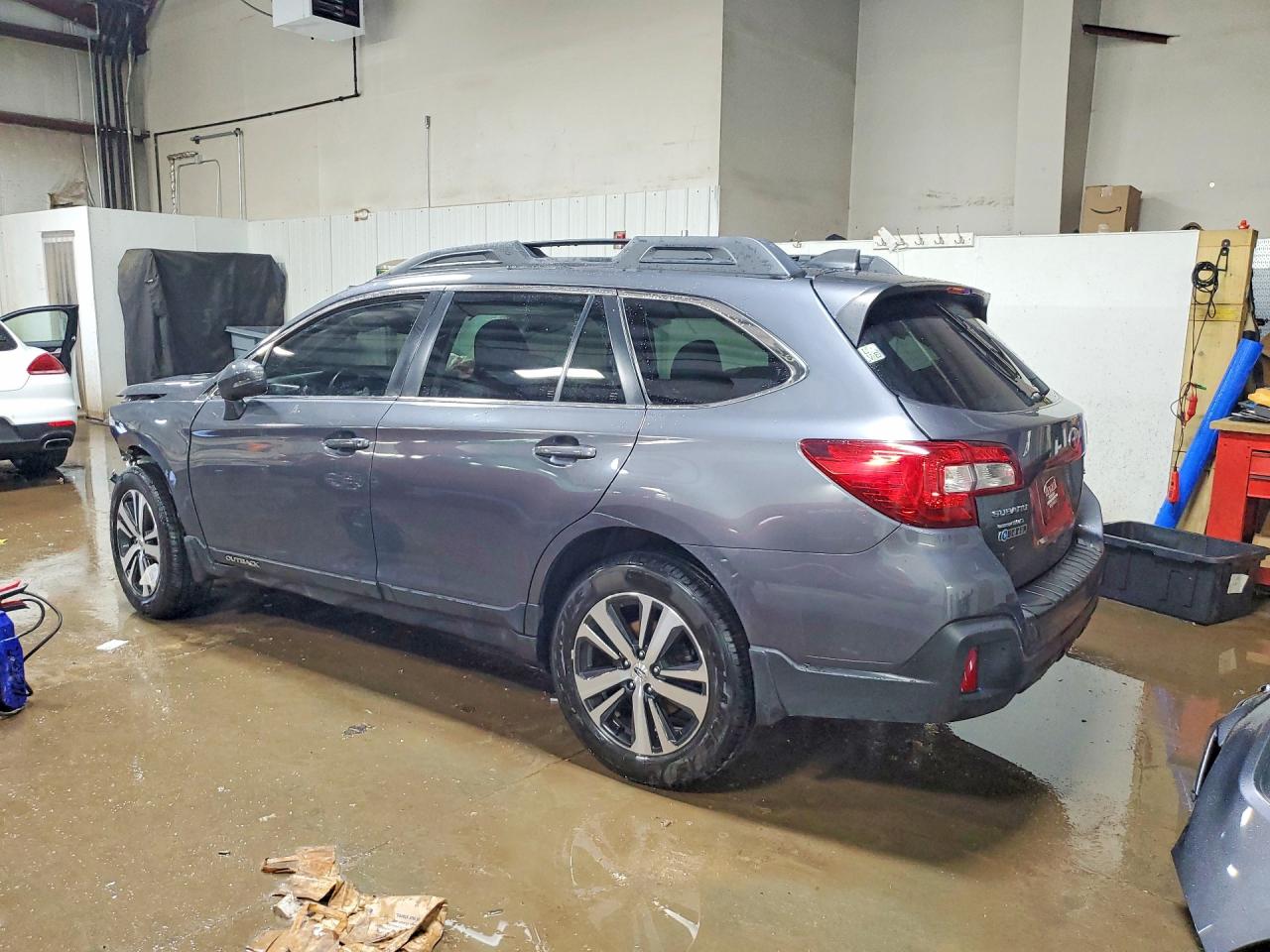 2018 Subaru Outback 2.5i Limited Gray vin: 4S4BSANC4J3205506