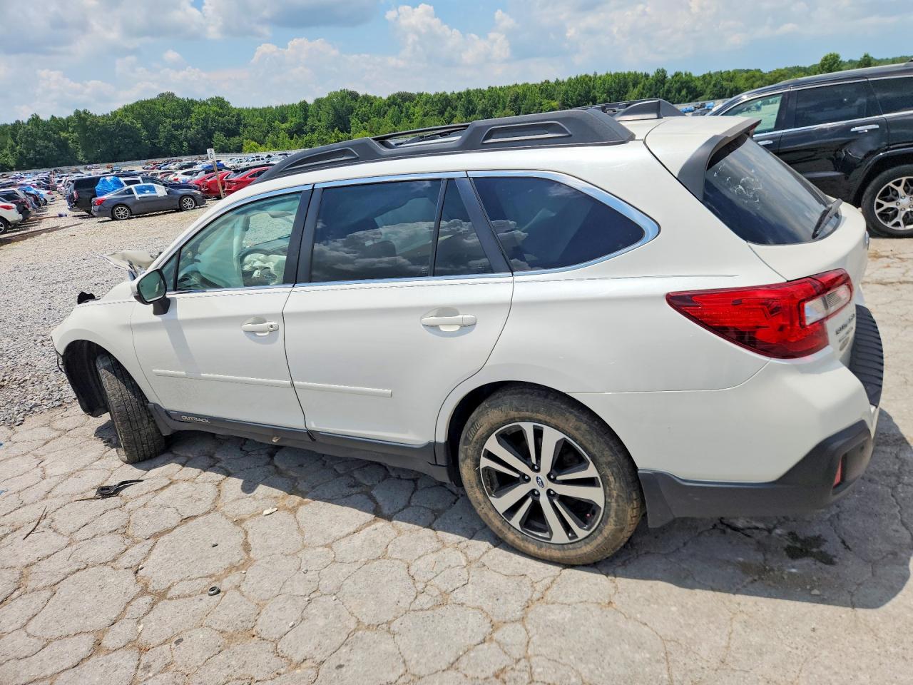 2018 Subaru Outback 2.5i Limited White vin: 4S4BSANC6J3262323
