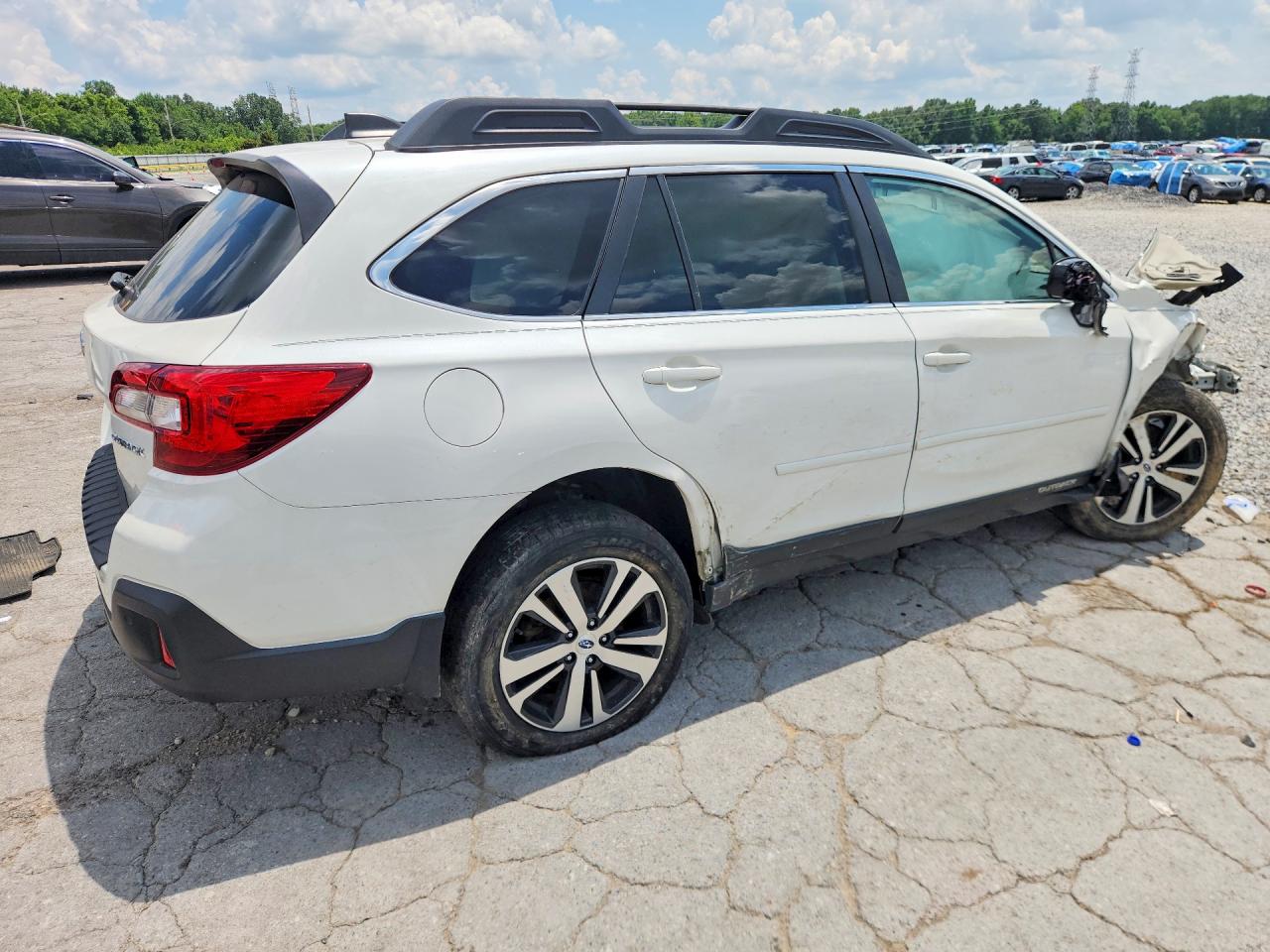 2018 Subaru Outback 2.5i Limited White vin: 4S4BSANC6J3262323