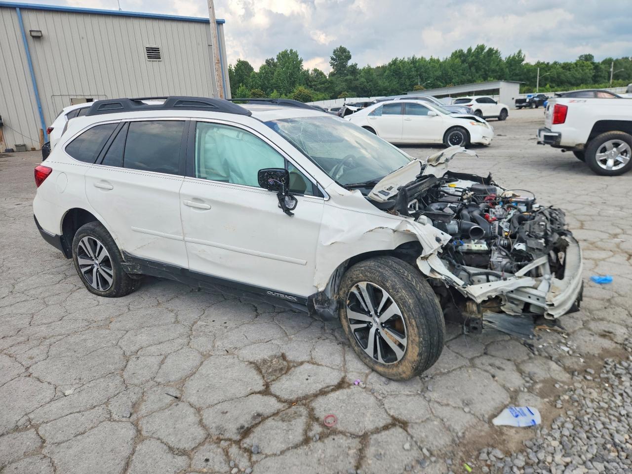 2018 Subaru Outback 2.5i Limited White vin: 4S4BSANC6J3262323