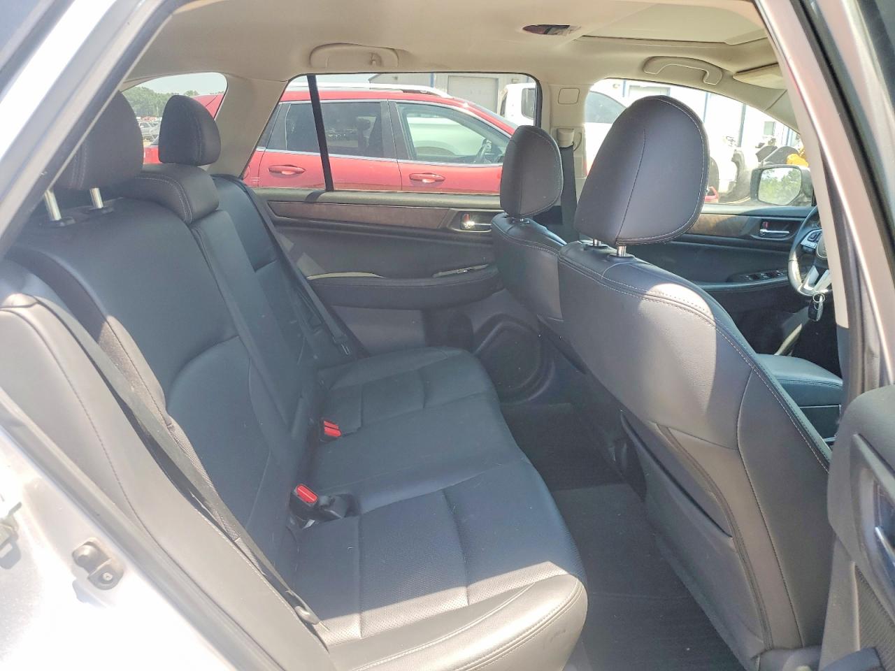 2015 Subaru Outback 2.5i Limited Серебряный vin: 4S4BSANC7F3278912
