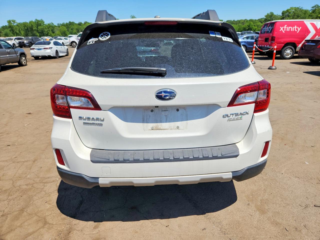 2015 Subaru Outback 2.5i Limited White vin: 4S4BSANC8F3273461