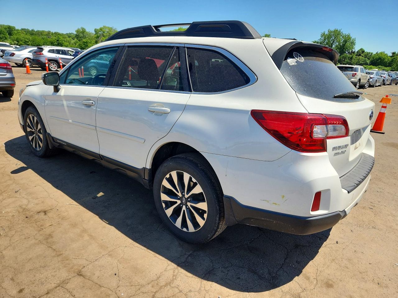 2015 Subaru Outback 2.5i Limited White vin: 4S4BSANC8F3273461