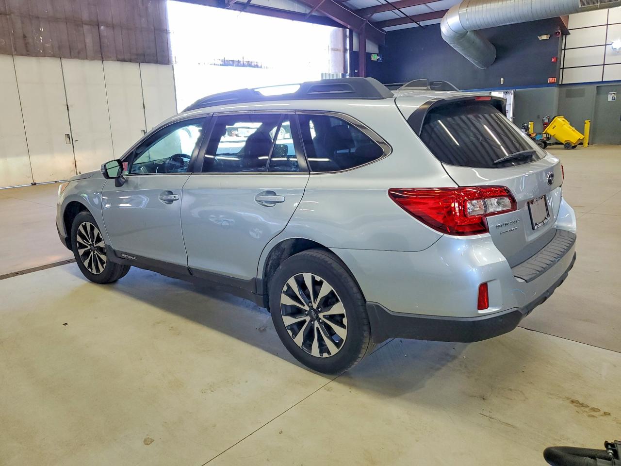 2017 Subaru Outback 2.5i Limited Серебряный vin: 4S4BSANC9H3338336