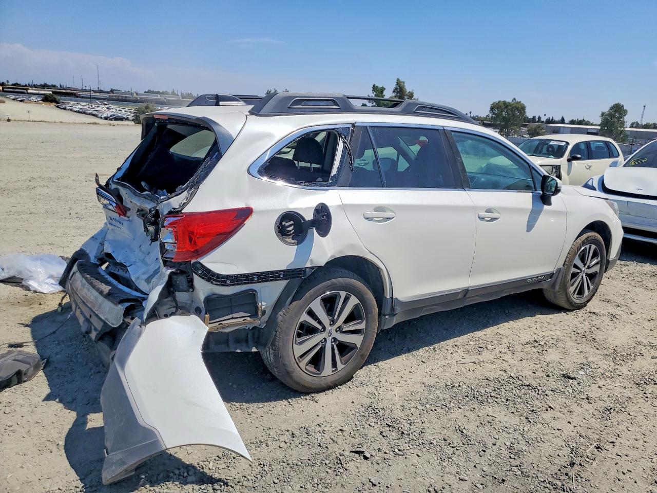 2018 Subaru Outback 2.5i Limited White vin: 4S4BSANC9J3258850