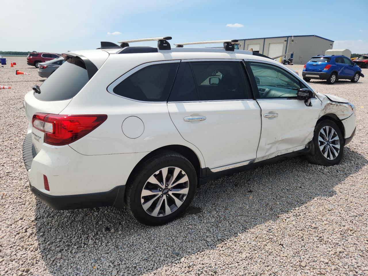 2017 Subaru Outback Touring White vin: 4S4BSATC1H3358907