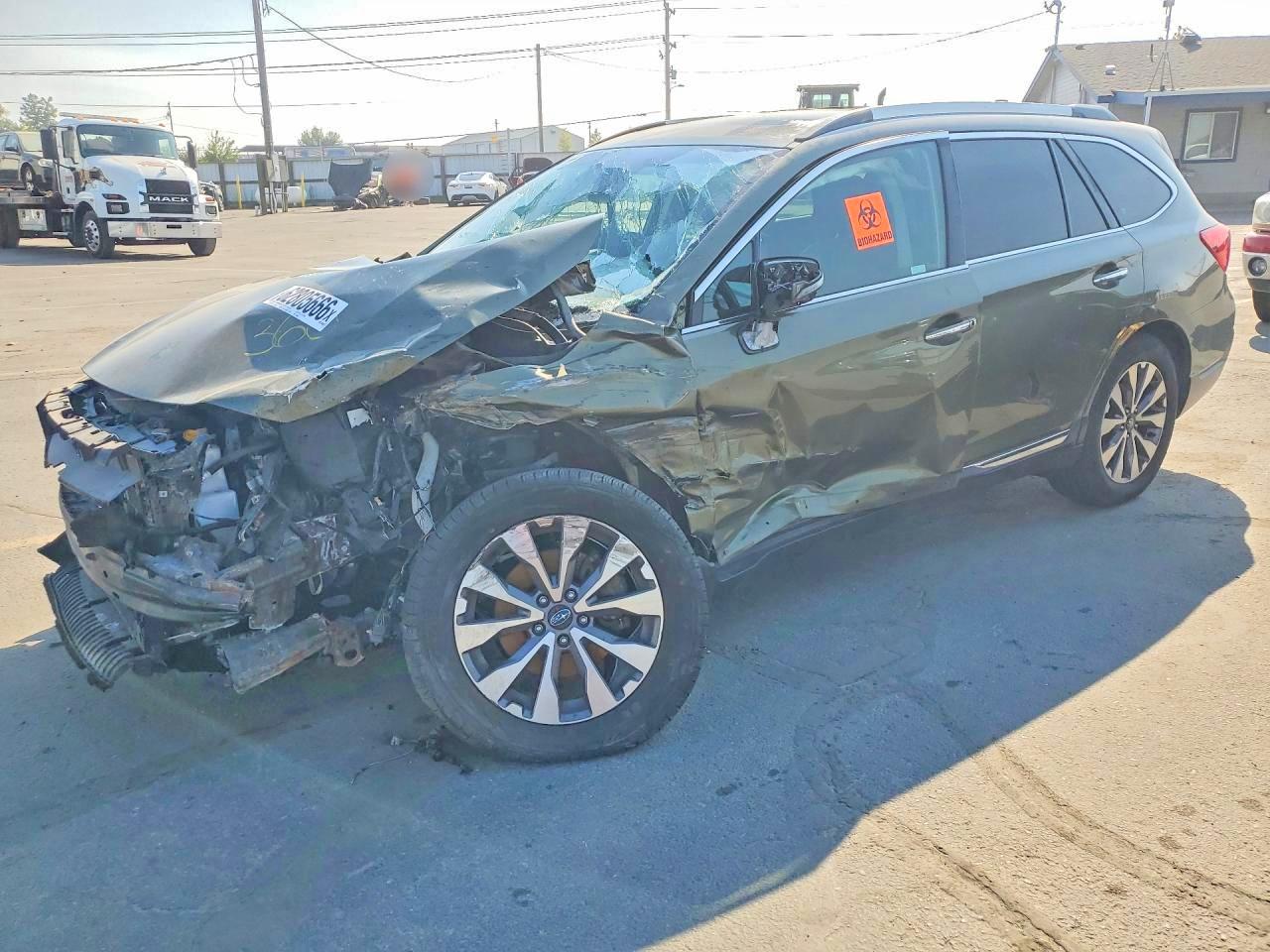 2018 Subaru Outback Touring Green vin: 4S4BSATC2J3259440