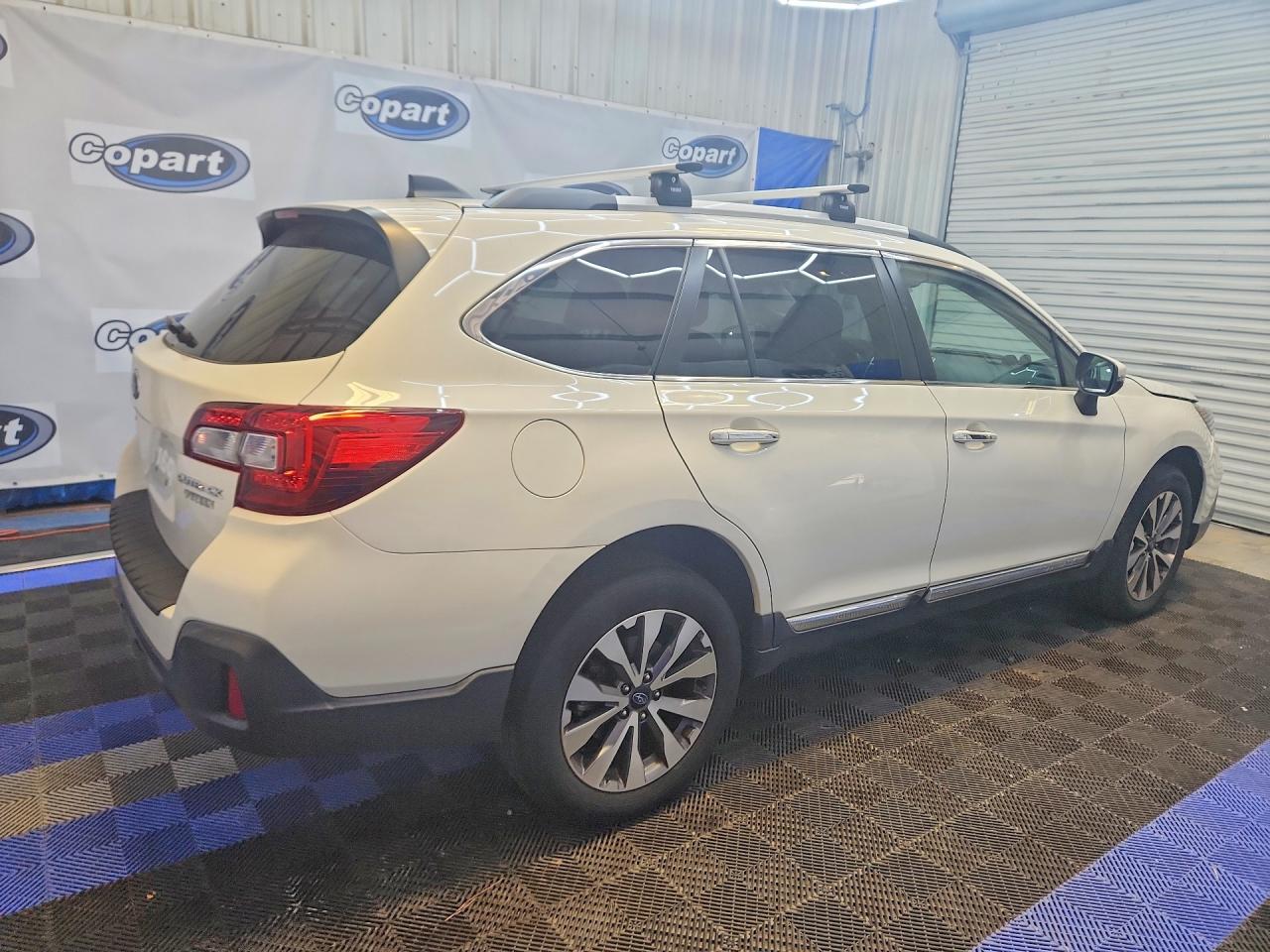 2019 Subaru Outback Touring White vin: 4S4BSATC2K3327754