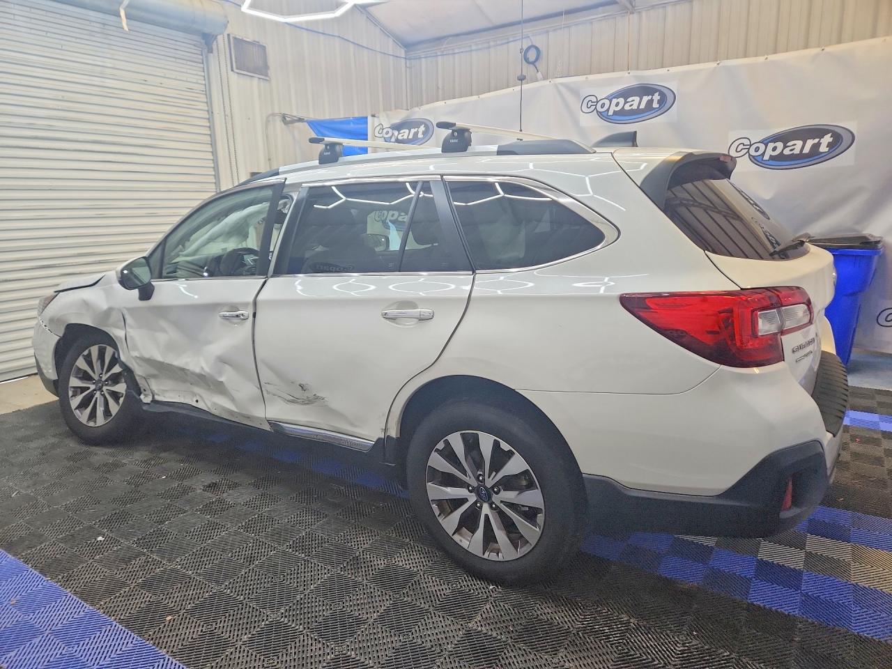 2019 Subaru Outback Touring White vin: 4S4BSATC2K3327754