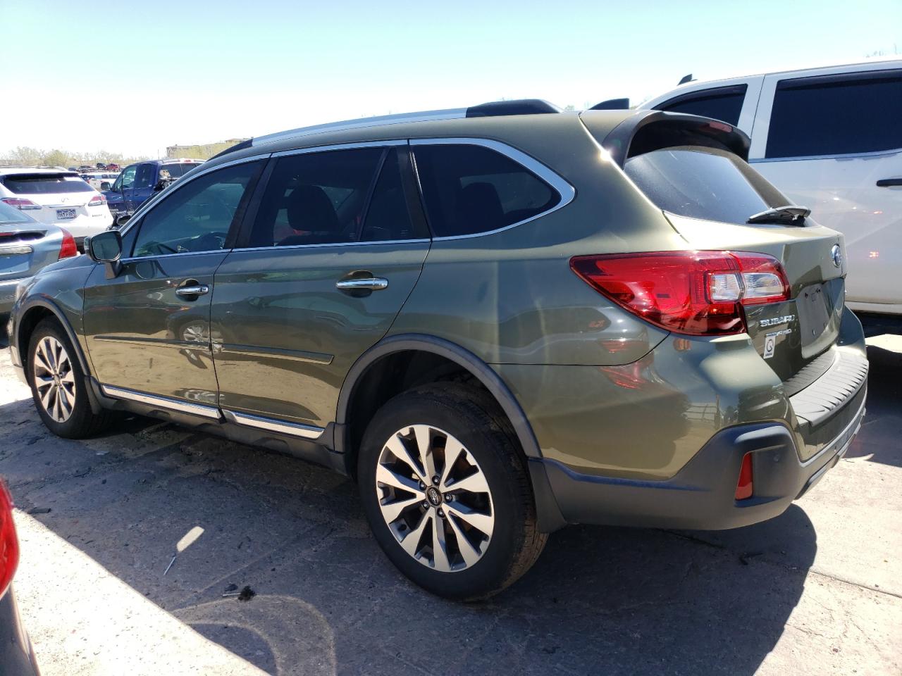 2018 Subaru Outback Touring Green vin: 4S4BSATC3J3205368