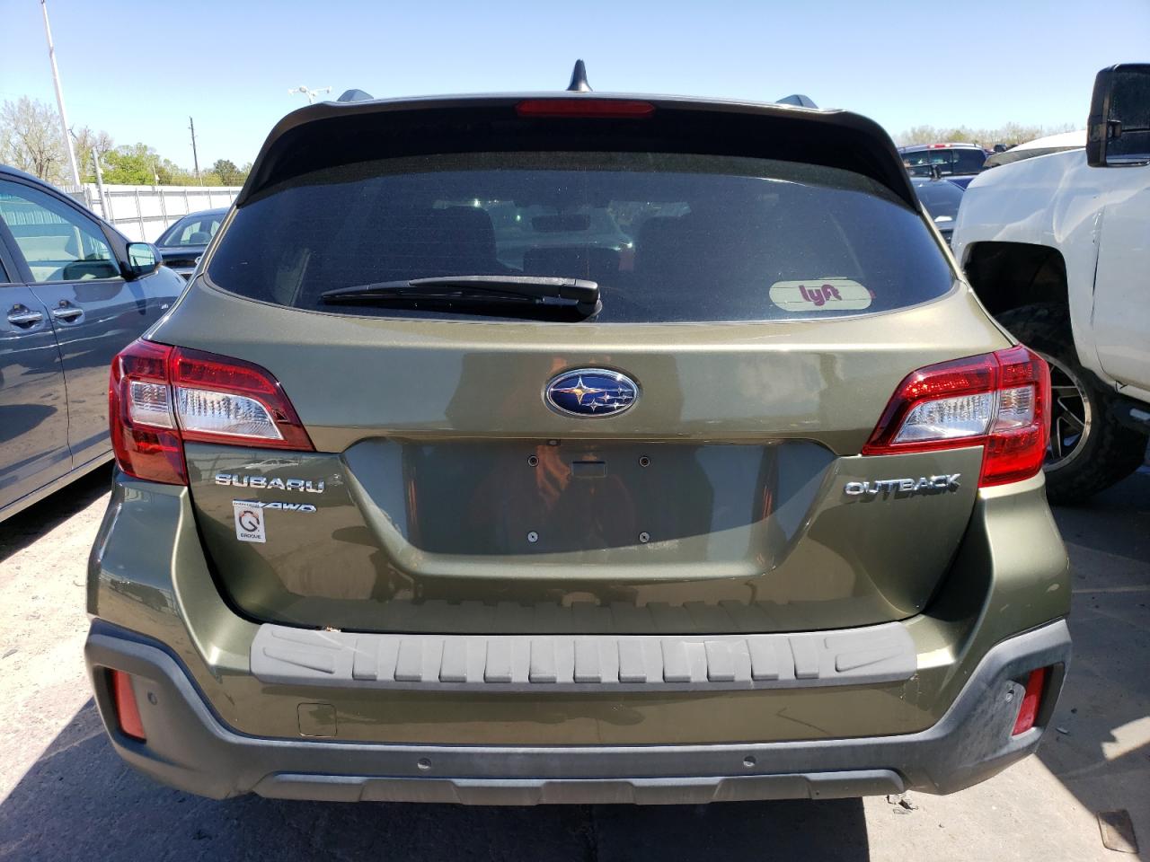 2018 Subaru Outback Touring Green vin: 4S4BSATC3J3205368