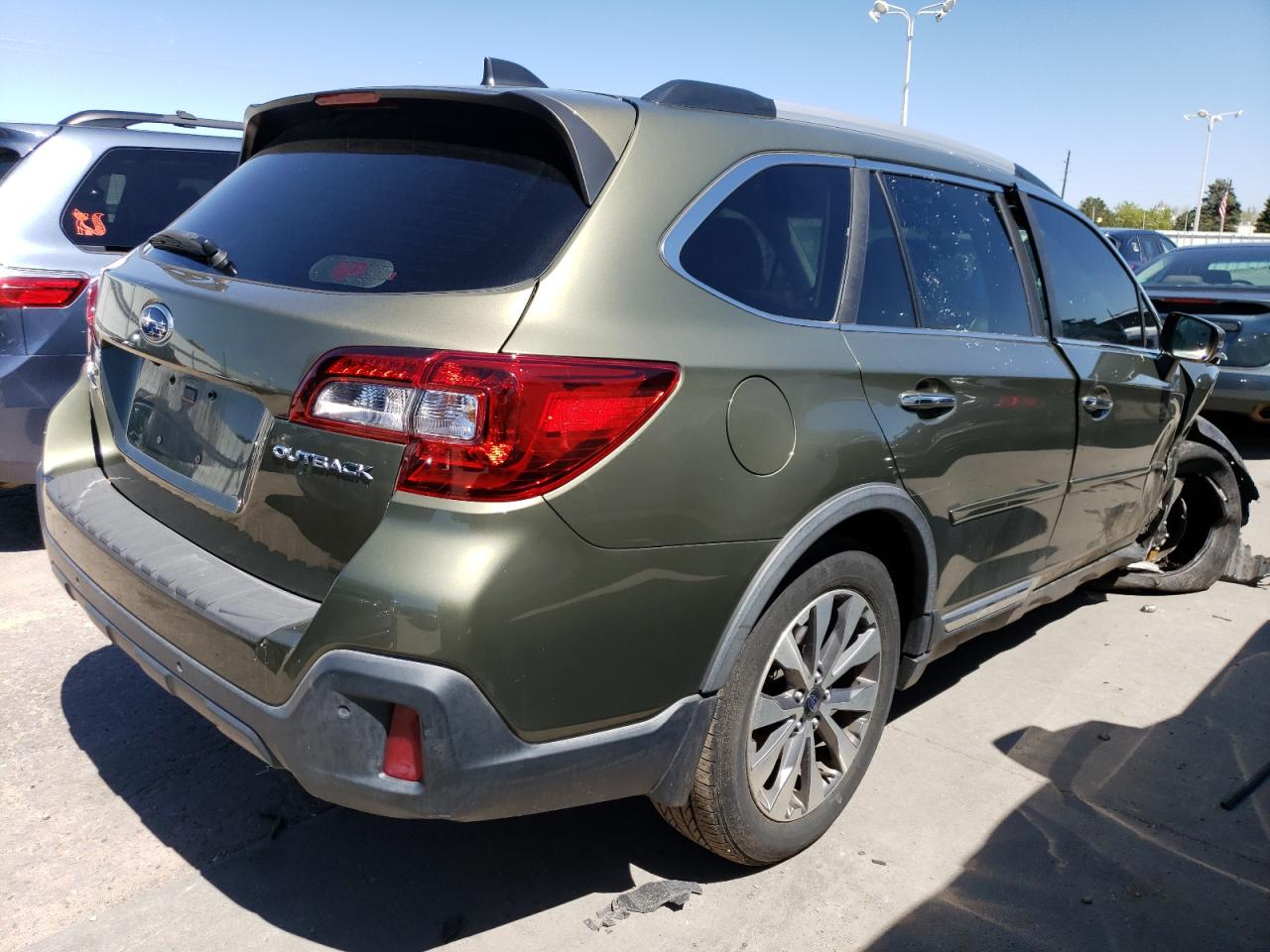 2018 Subaru Outback Touring Green vin: 4S4BSATC3J3205368