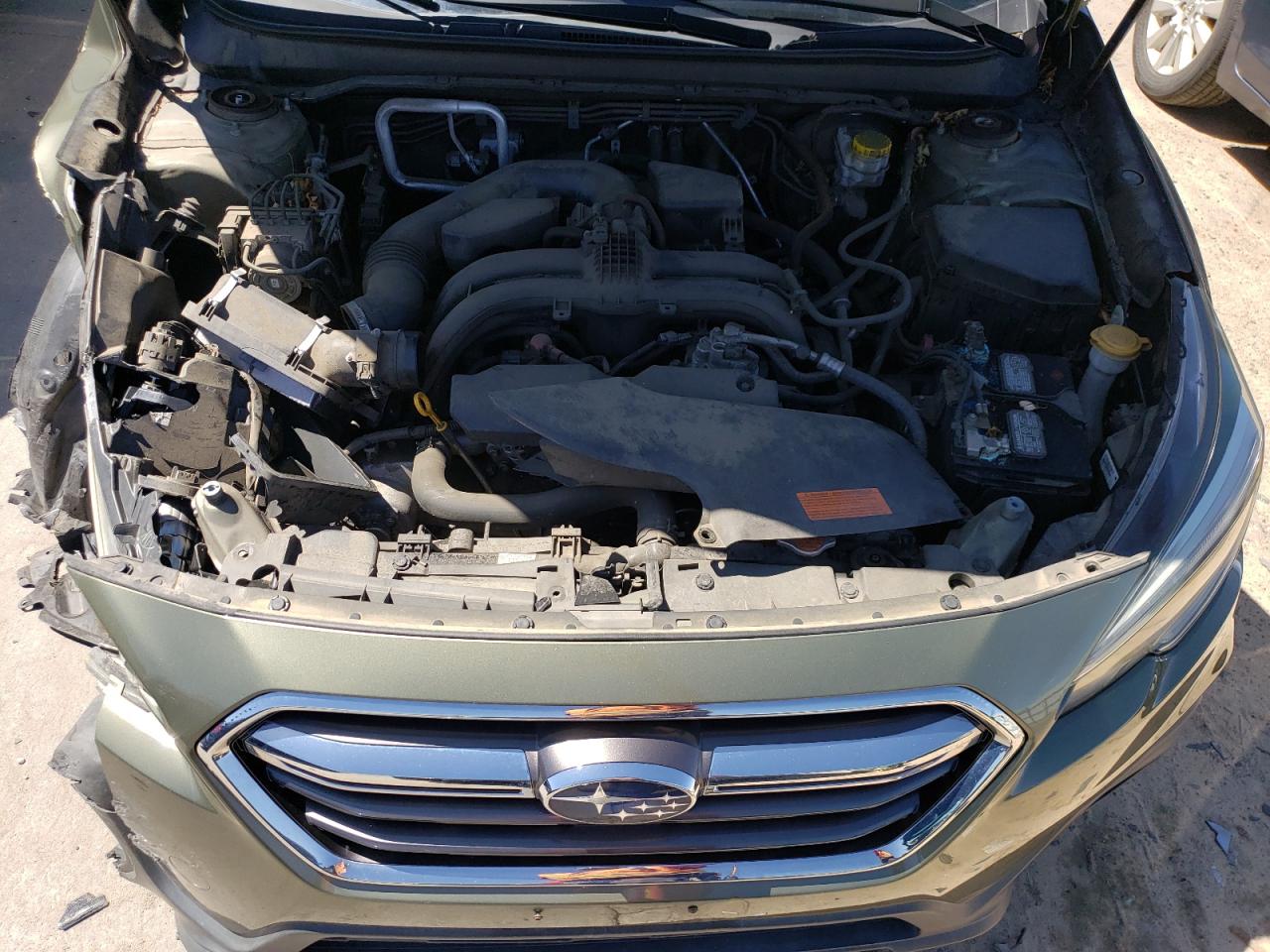 2018 Subaru Outback Touring Green vin: 4S4BSATC3J3205368
