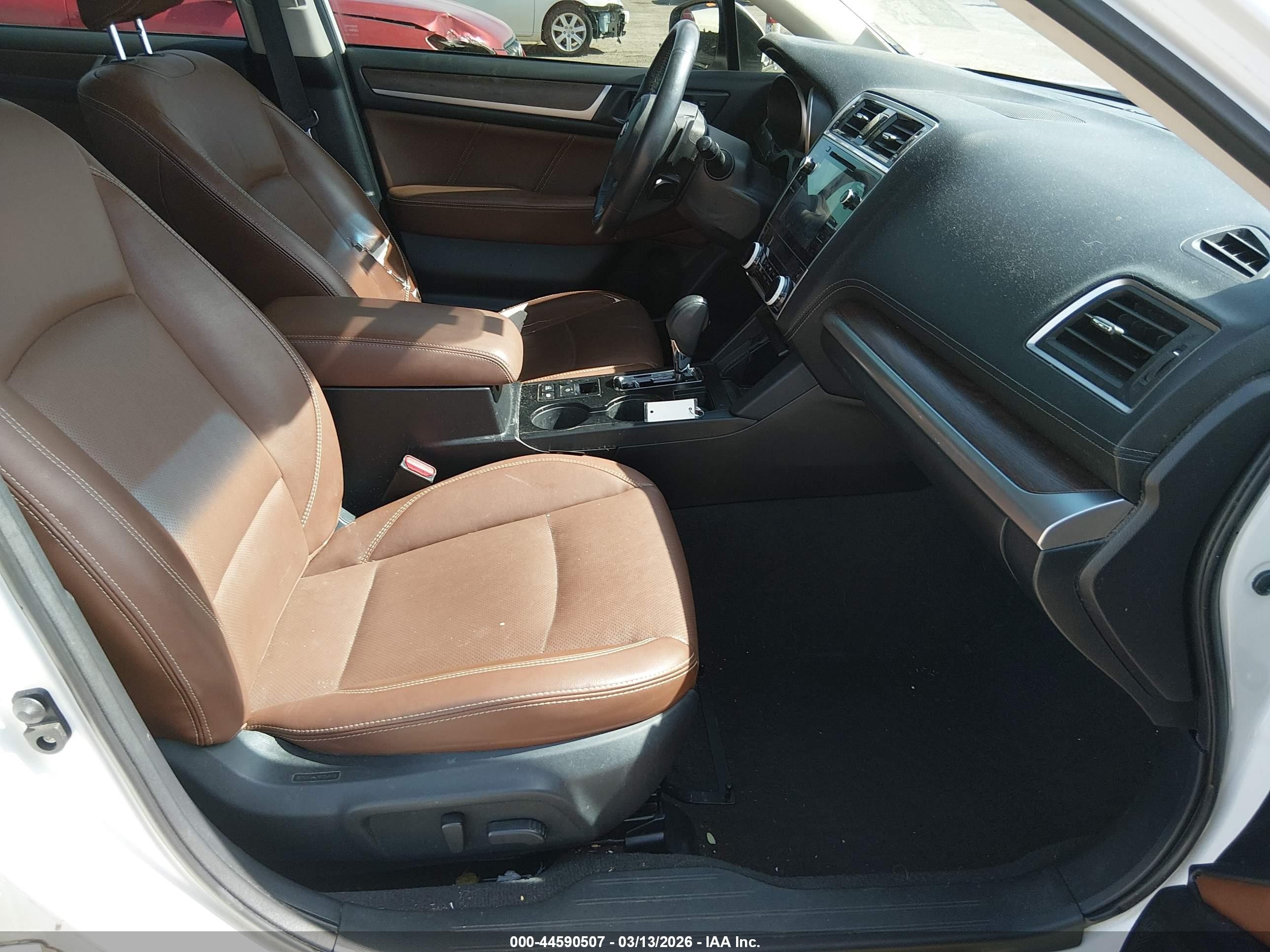 2018 Subaru Outback 2.5i Touring White vin: 4S4BSATC4J3213124