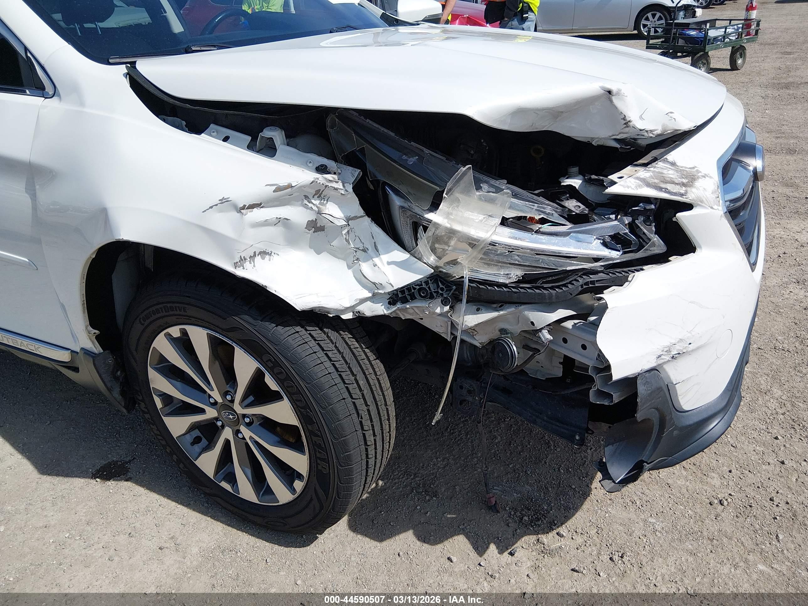 2018 Subaru Outback 2.5i Touring White vin: 4S4BSATC4J3213124