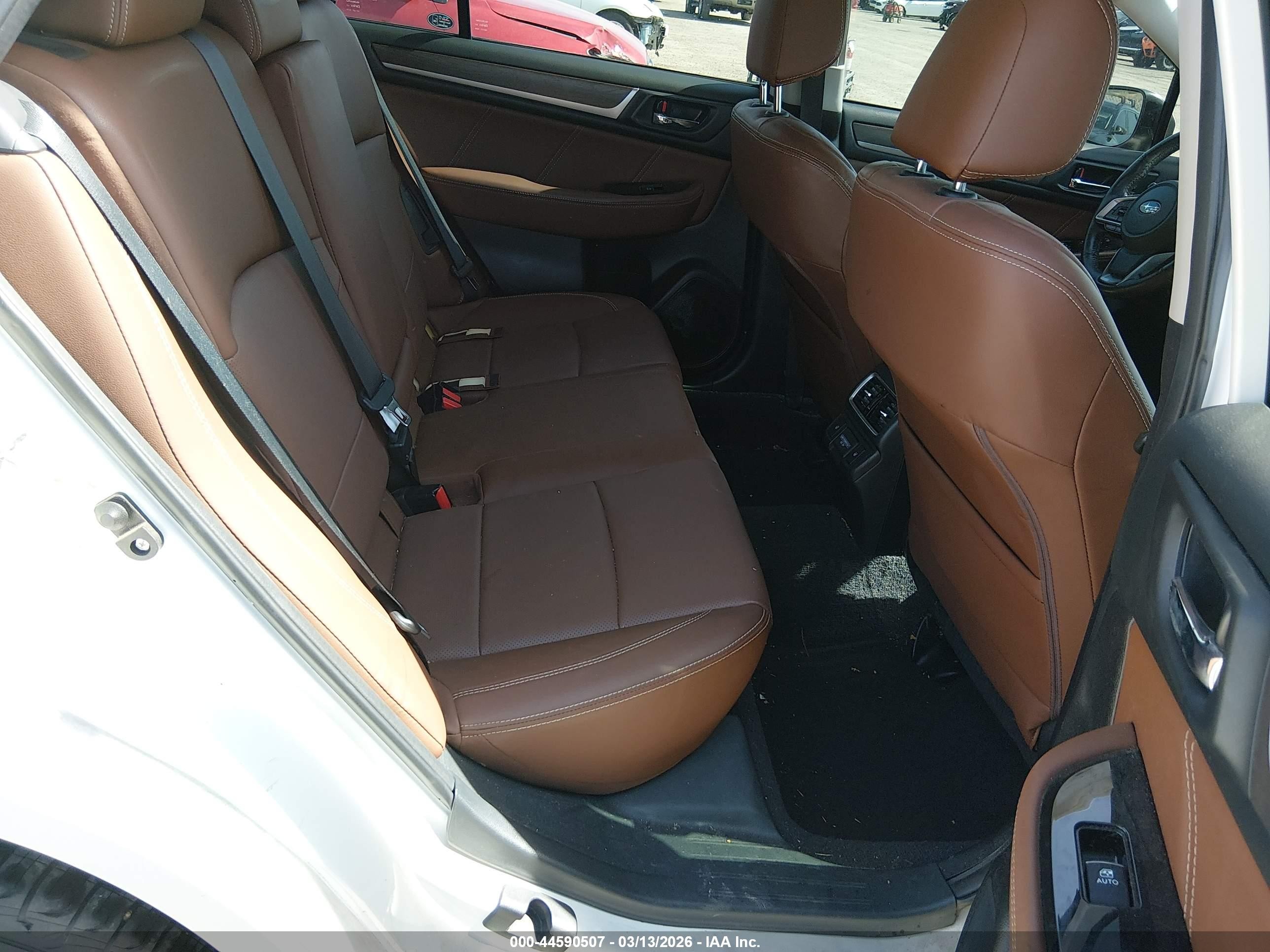 2018 Subaru Outback 2.5i Touring White vin: 4S4BSATC4J3213124