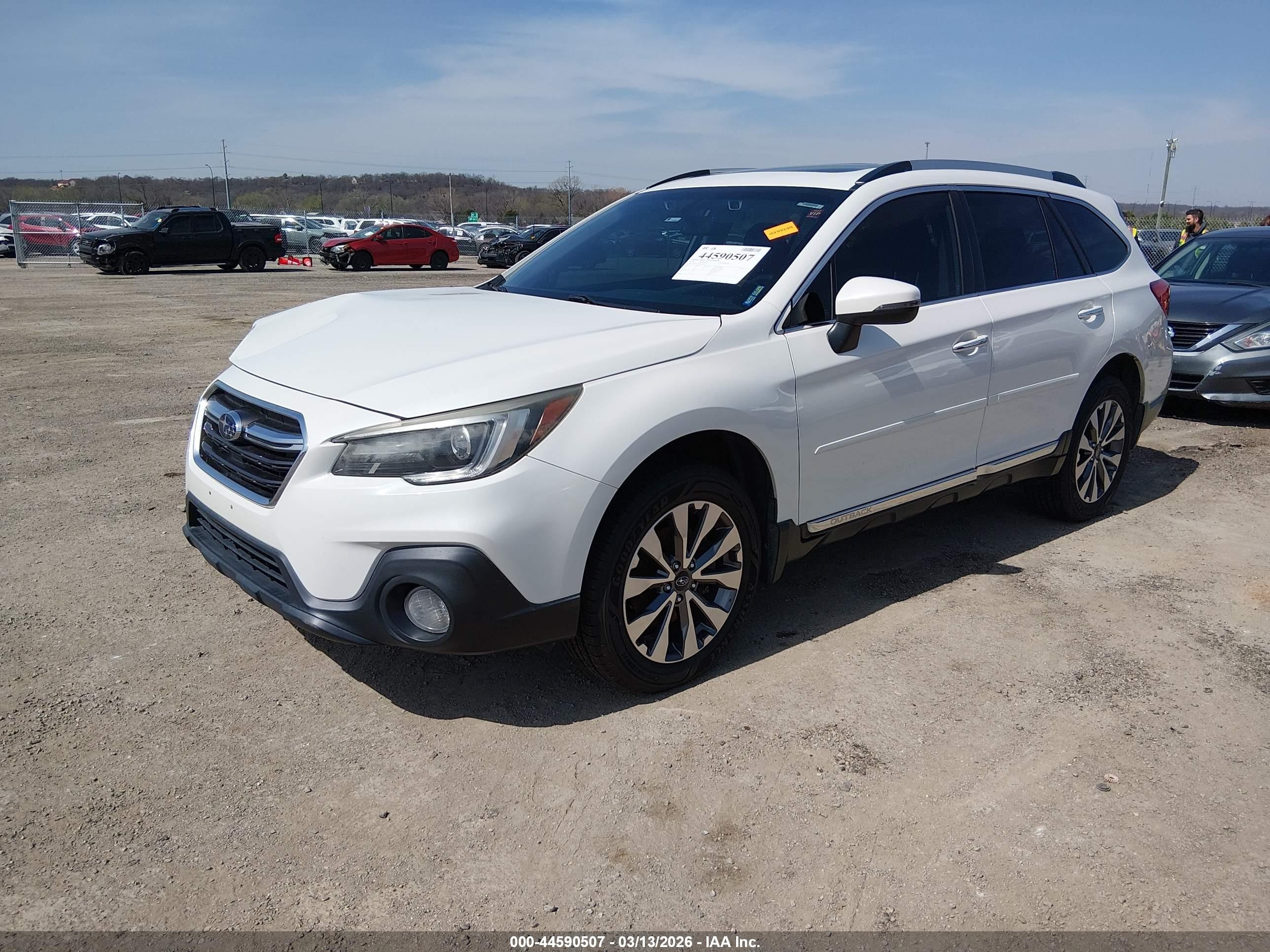 2018 Subaru Outback 2.5i Touring White vin: 4S4BSATC4J3213124