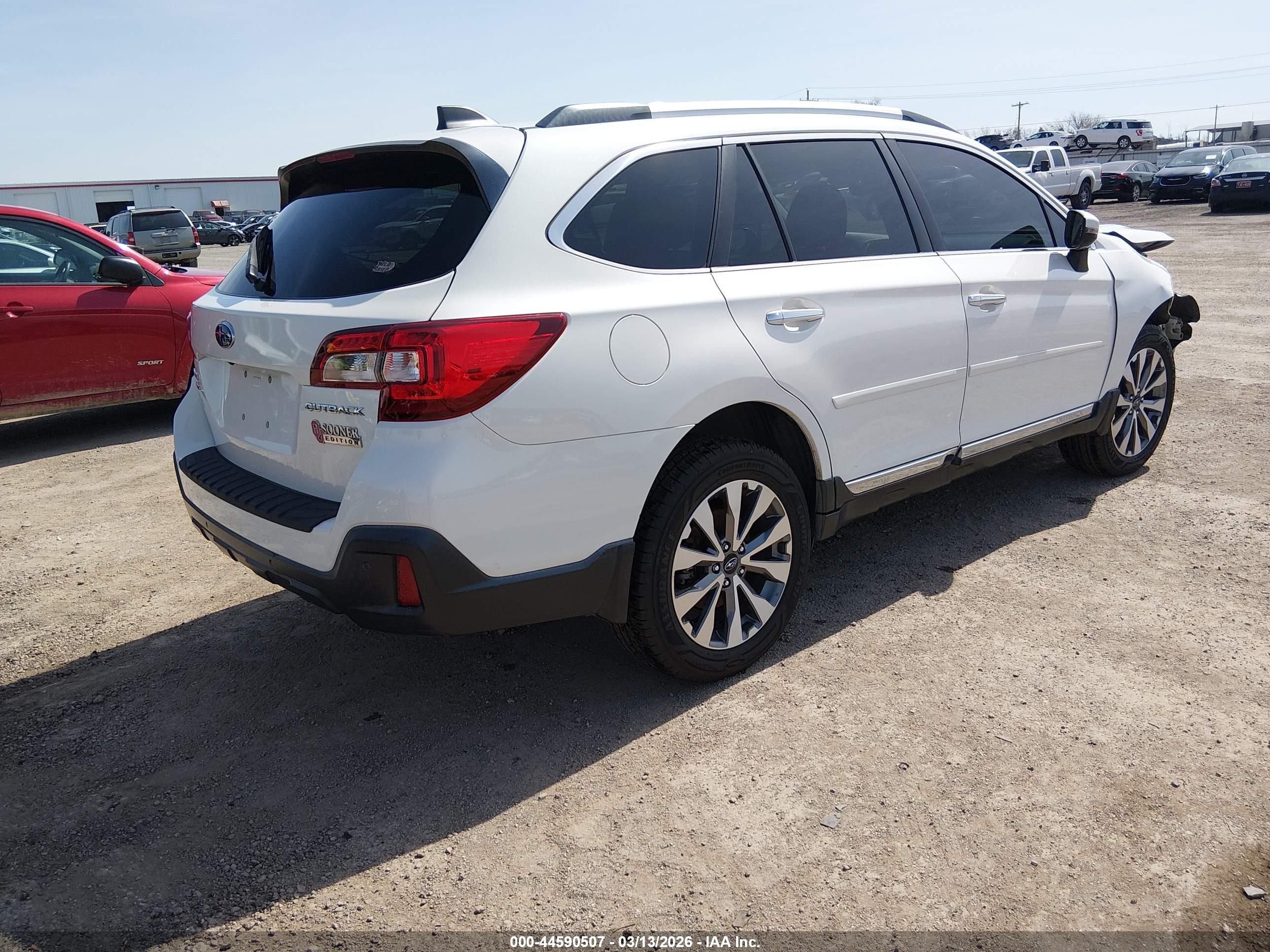 2018 Subaru Outback 2.5i Touring White vin: 4S4BSATC4J3213124
