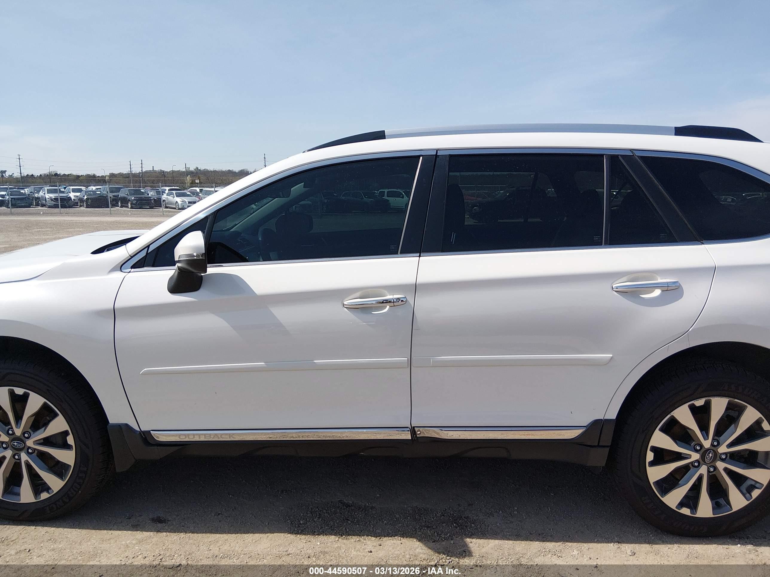 2018 Subaru Outback 2.5i Touring White vin: 4S4BSATC4J3213124