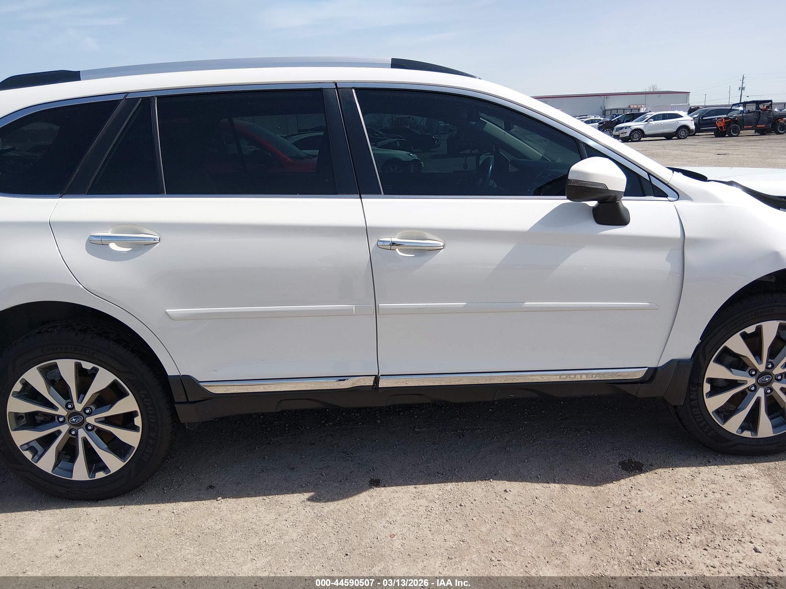 2018 Subaru Outback 2.5i Touring White vin: 4S4BSATC4J3213124