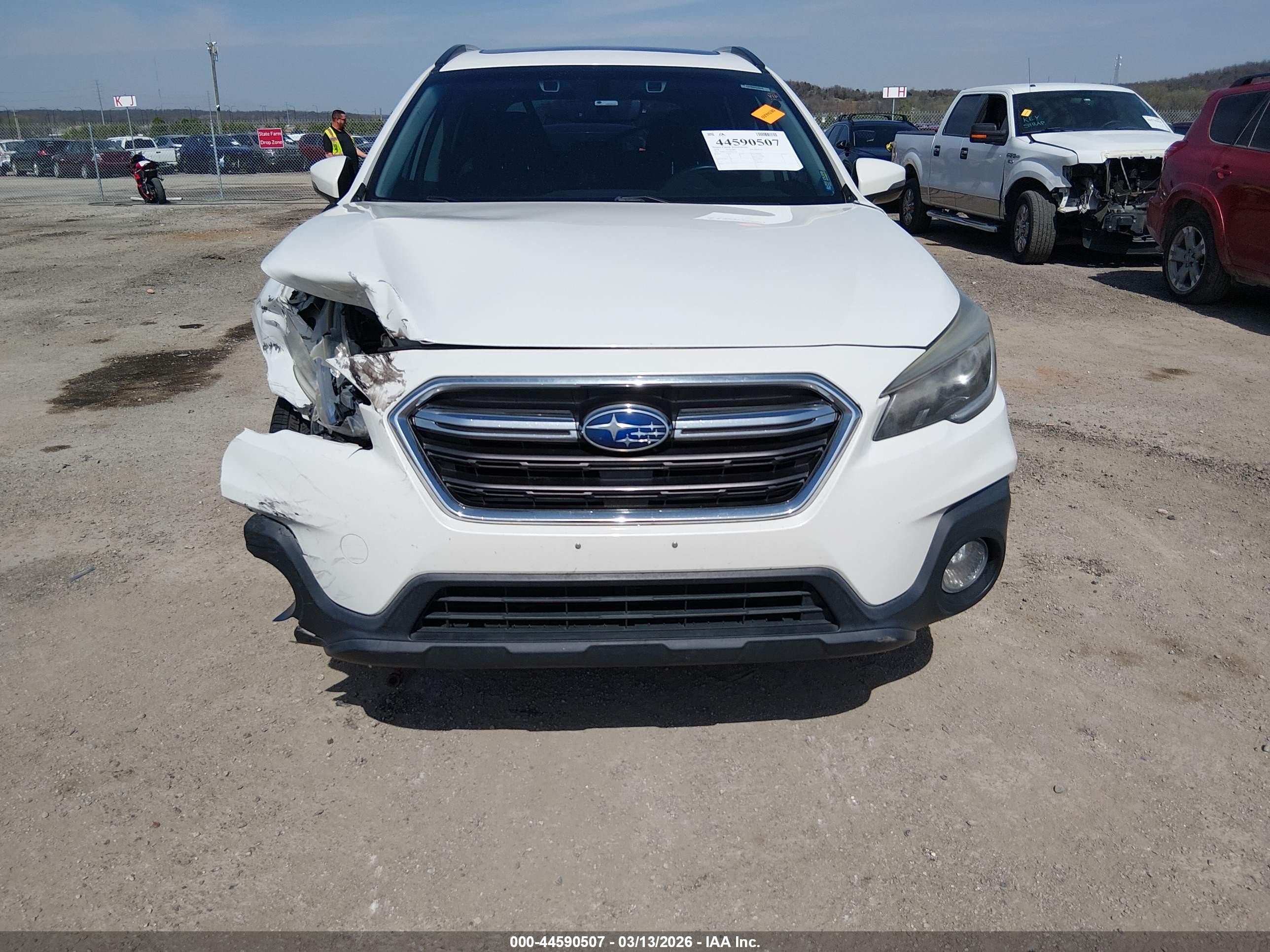 2018 Subaru Outback 2.5i Touring White vin: 4S4BSATC4J3213124