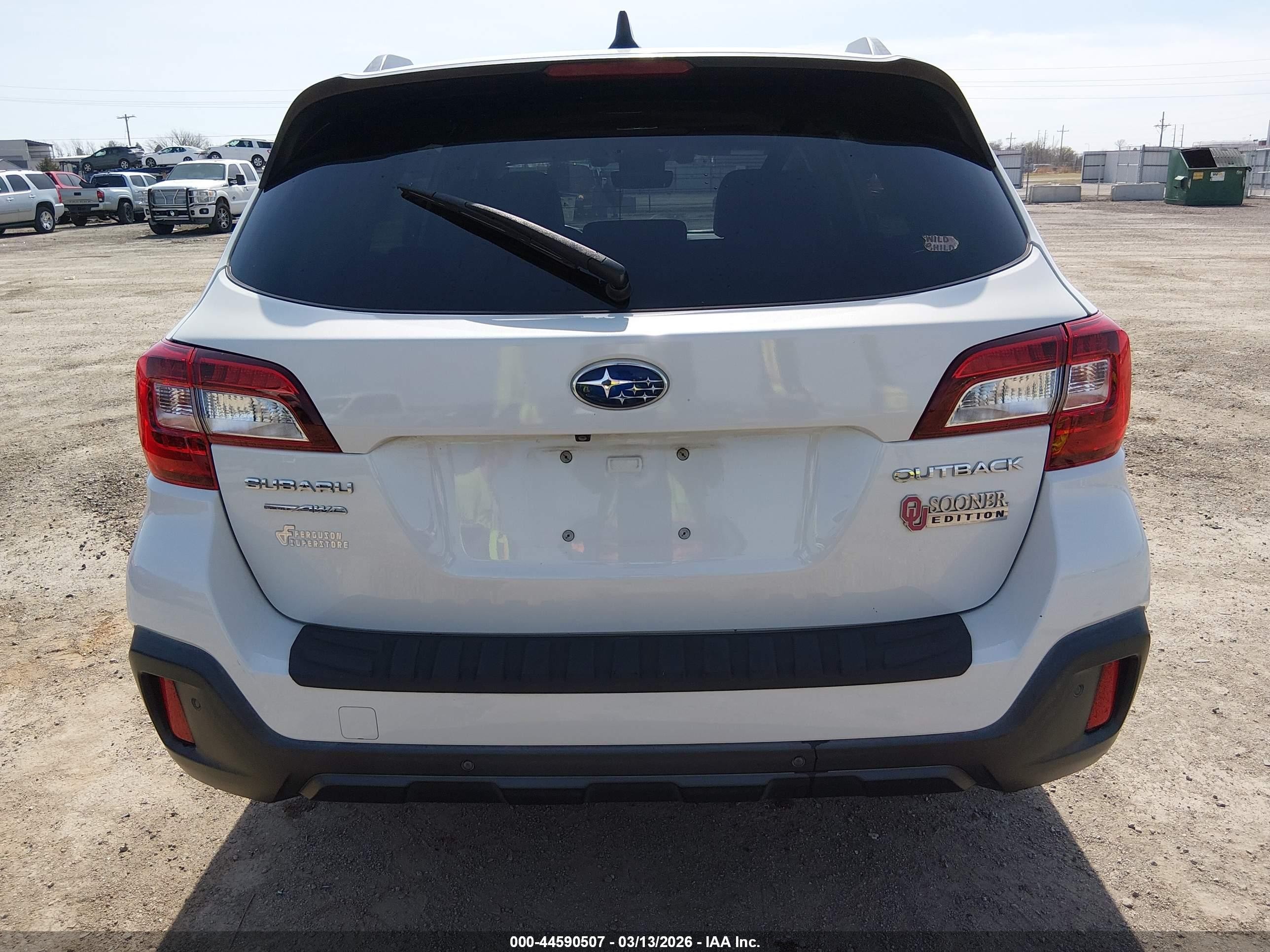 2018 Subaru Outback 2.5i Touring White vin: 4S4BSATC4J3213124