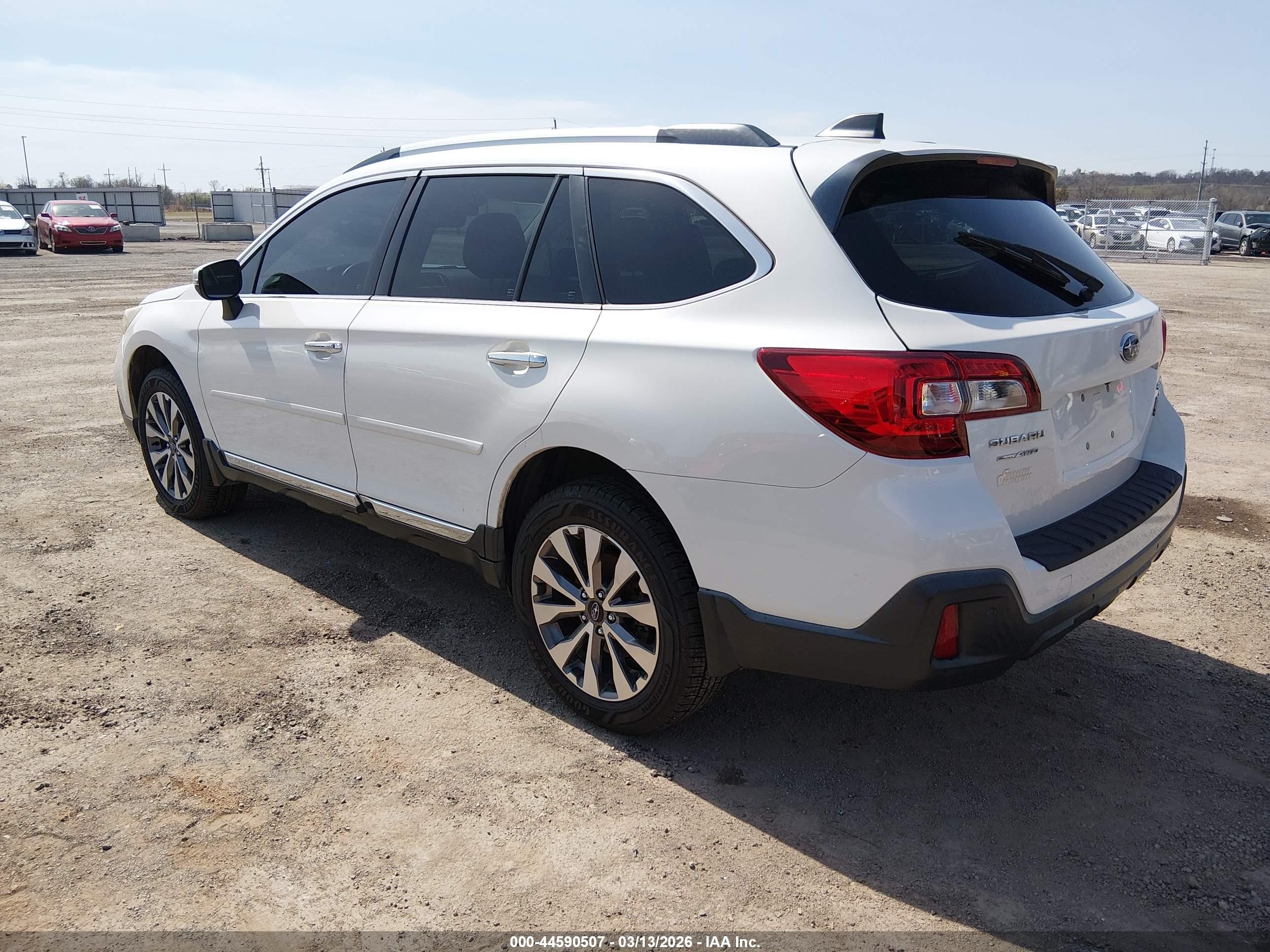 2018 Subaru Outback 2.5i Touring White vin: 4S4BSATC4J3213124