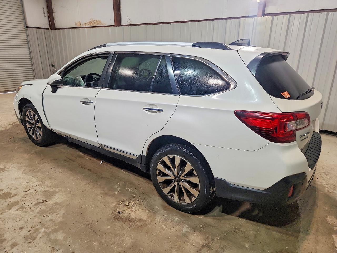 2019 Subaru Outback Touring White vin: 4S4BSATC4K3255567