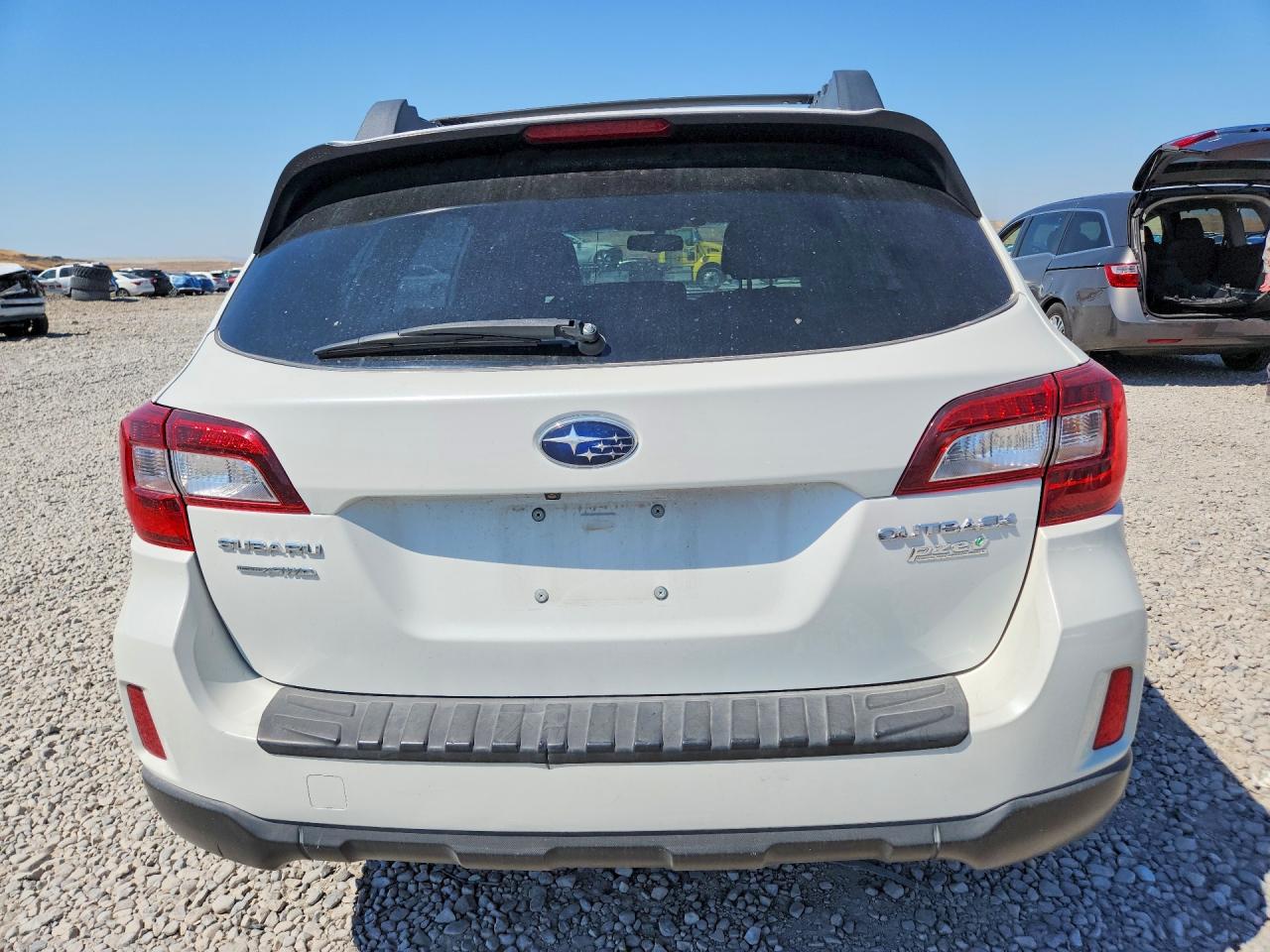 2015 Subaru Outback 2.5i White vin: 4S4BSBAC2F3323055