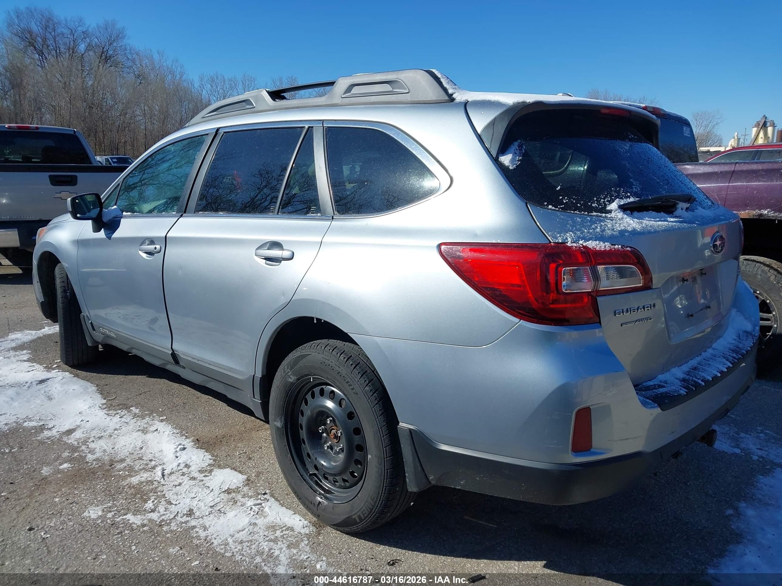 2015 Subaru Outback 2.5i Premium Серебряный vin: 4S4BSBCC2F3213331