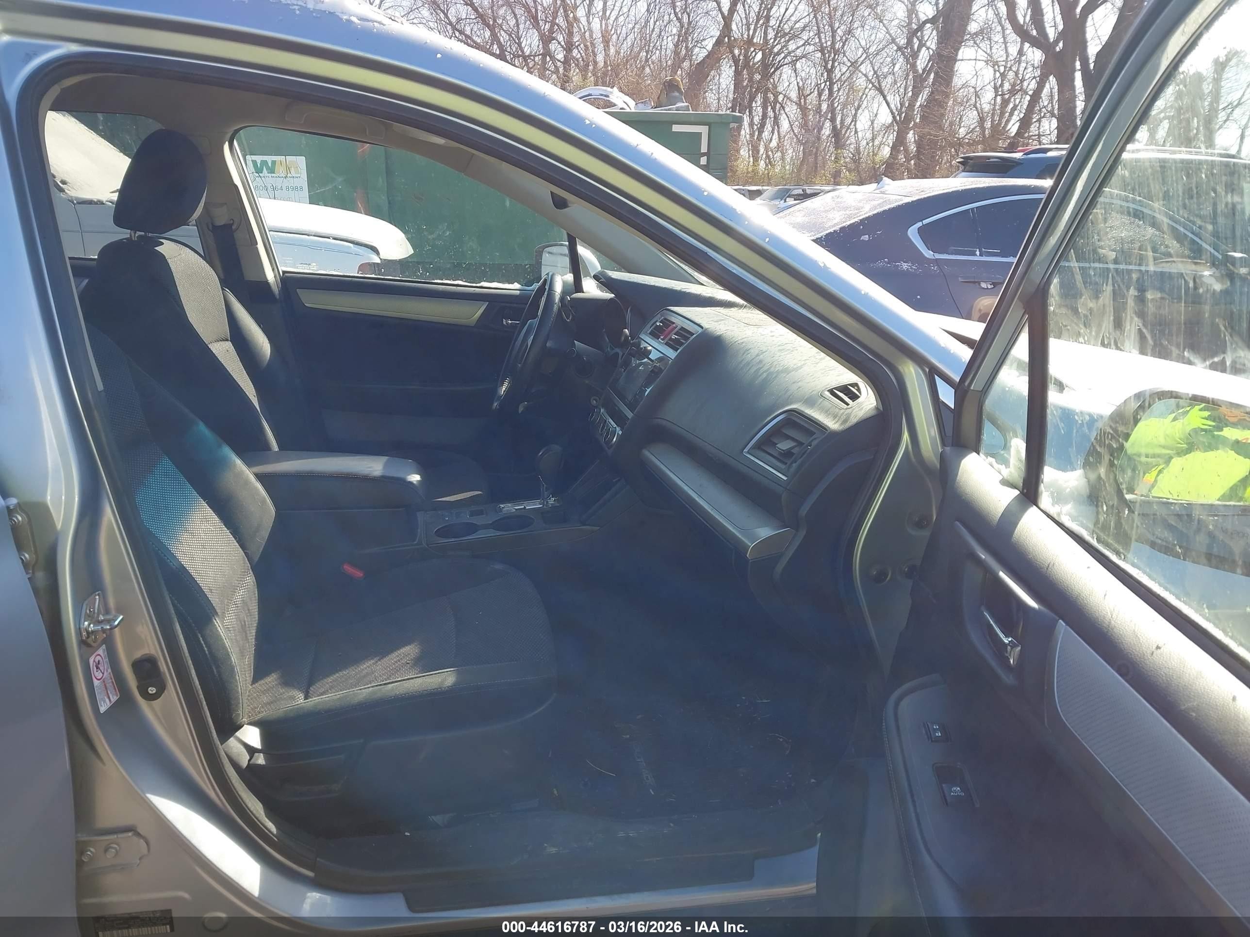 2015 Subaru Outback 2.5i Premium Серебряный vin: 4S4BSBCC2F3213331