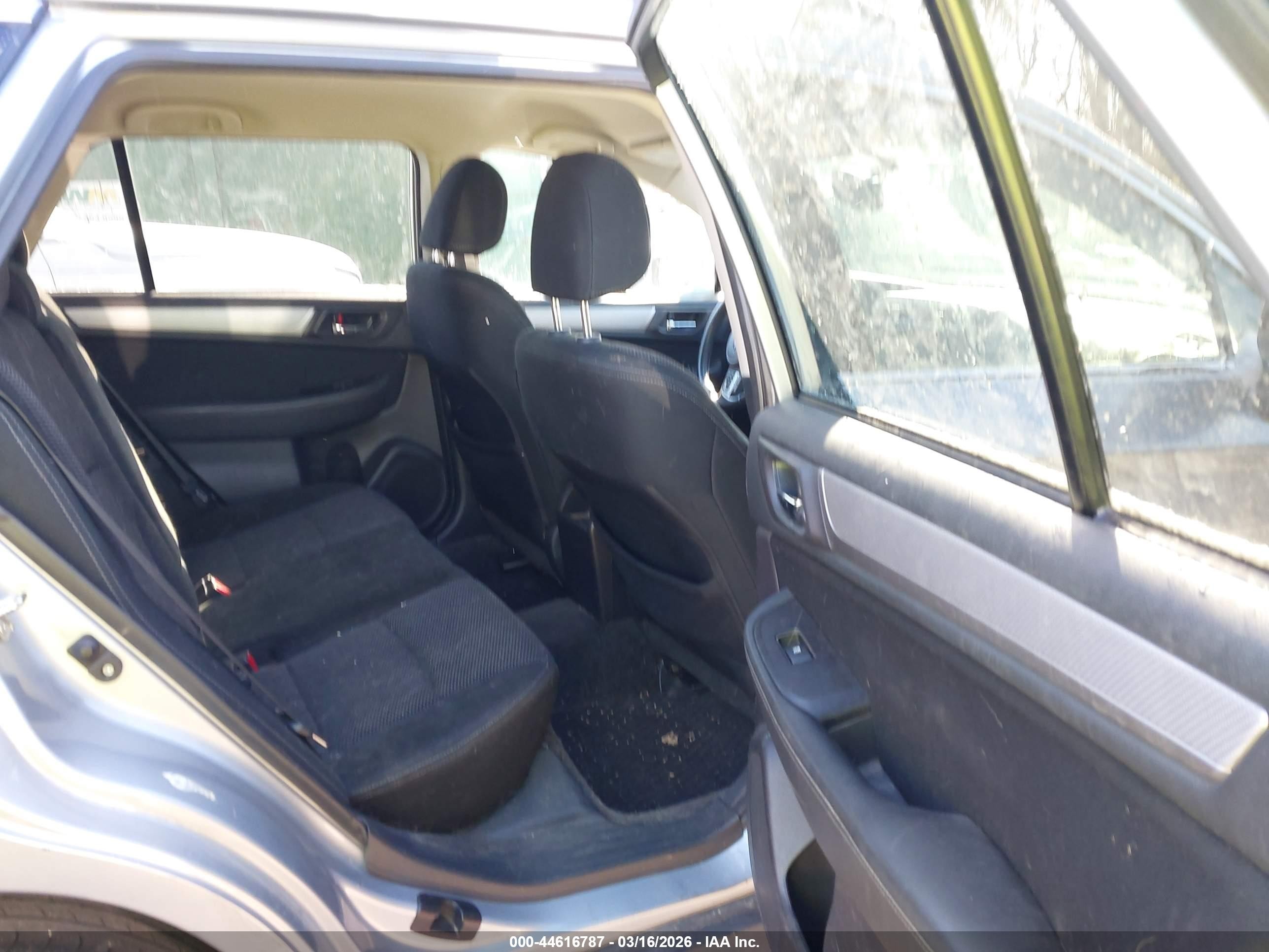 2015 Subaru Outback 2.5i Premium Серебряный vin: 4S4BSBCC2F3213331