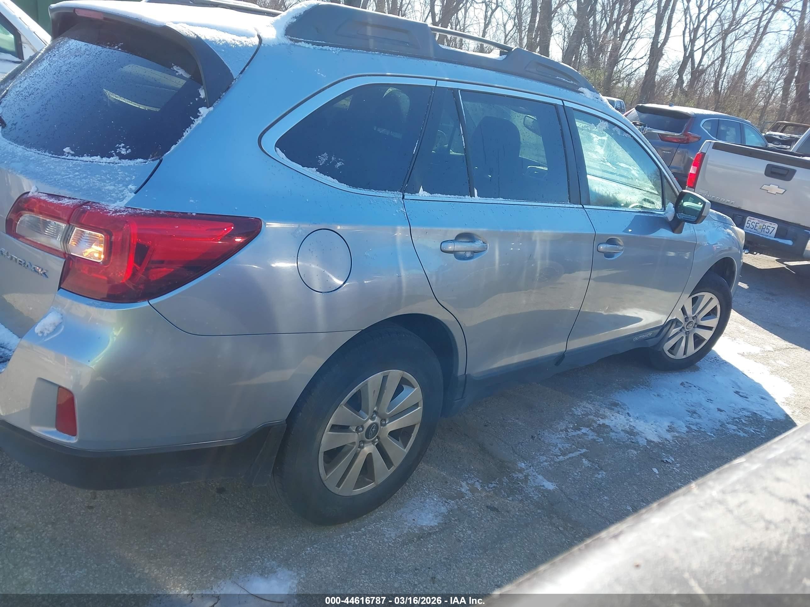2015 Subaru Outback 2.5i Premium Серебряный vin: 4S4BSBCC2F3213331