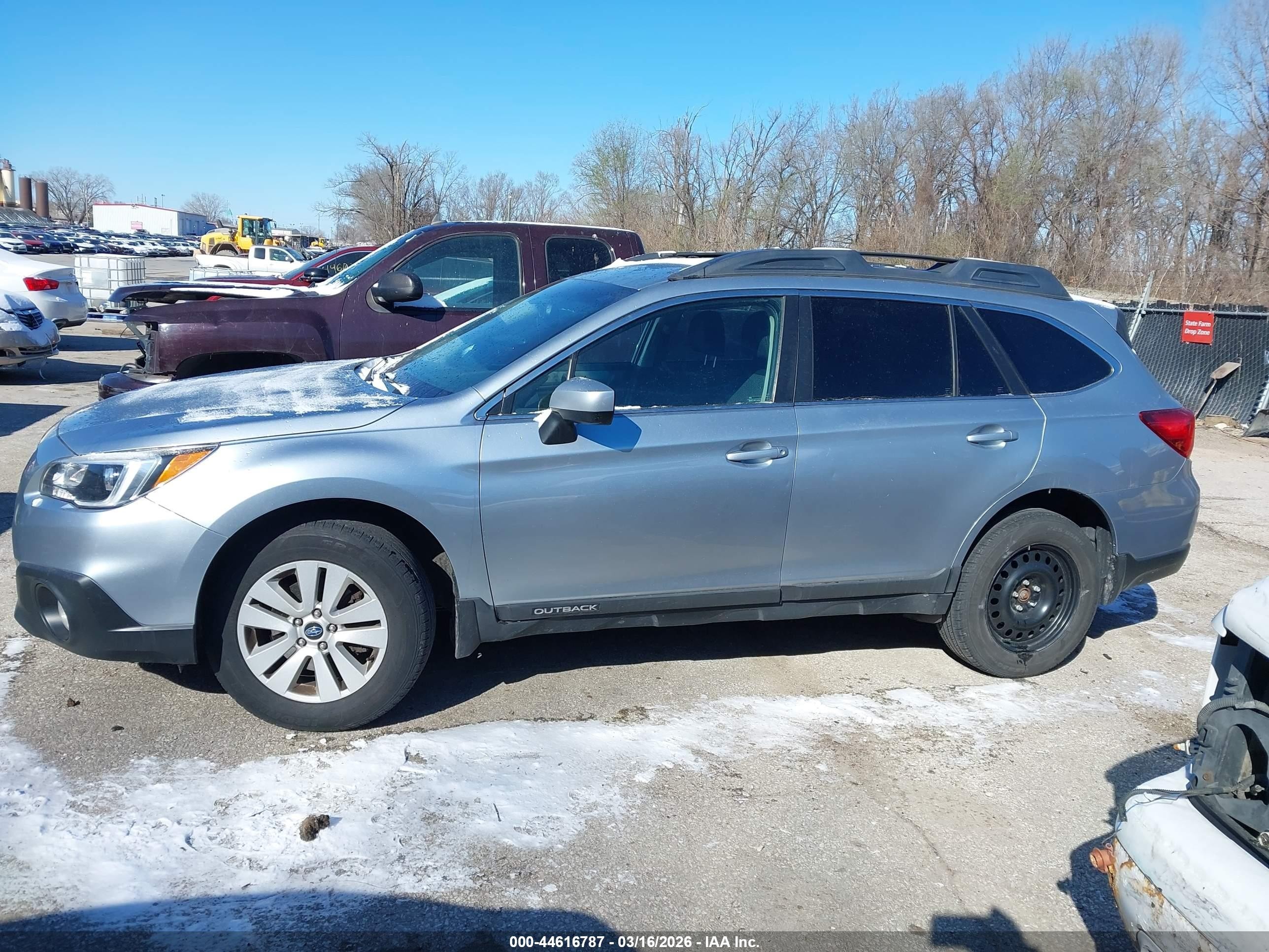 2015 Subaru Outback 2.5i Premium Серебряный vin: 4S4BSBCC2F3213331